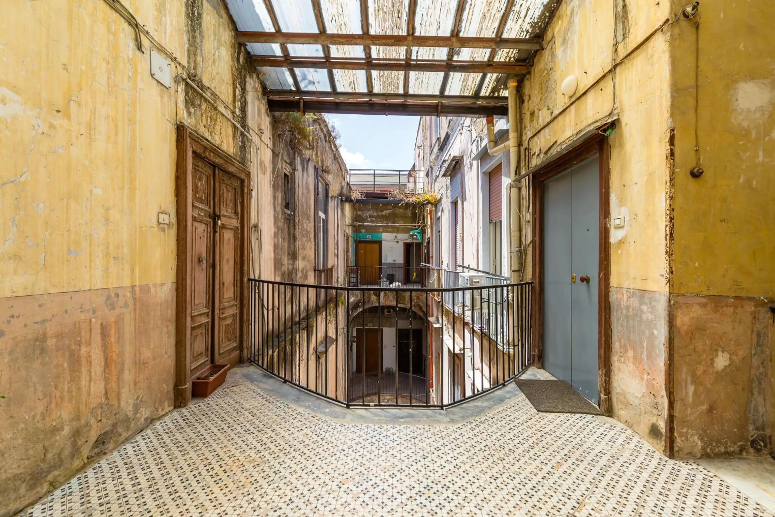 Facade/entrance in B&B Antica Napoli