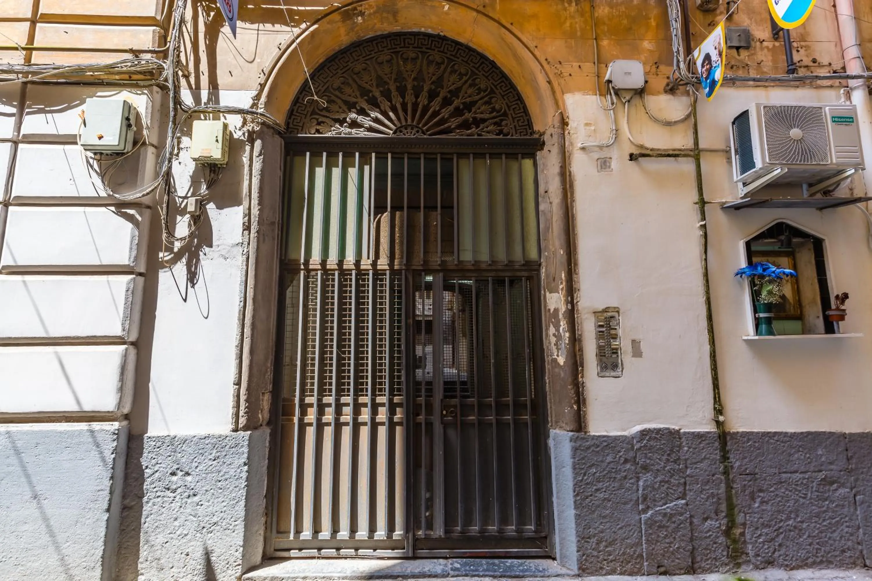 Facade/entrance in B&B Antica Napoli