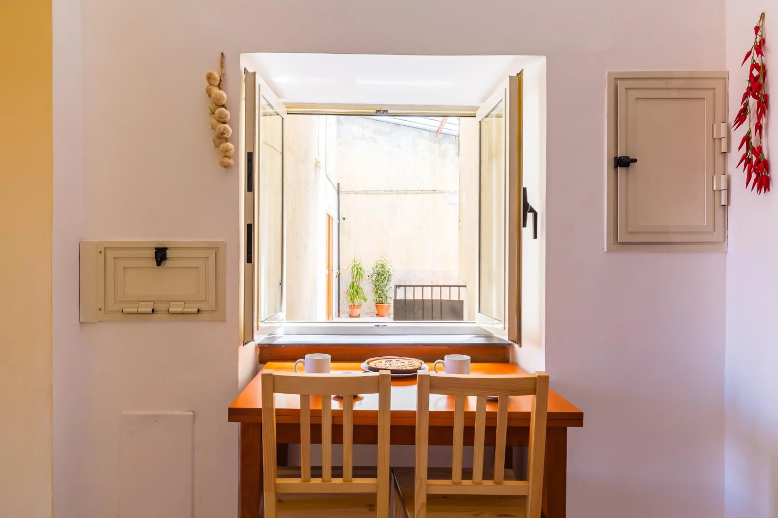 Dining area in B&B Antica Napoli