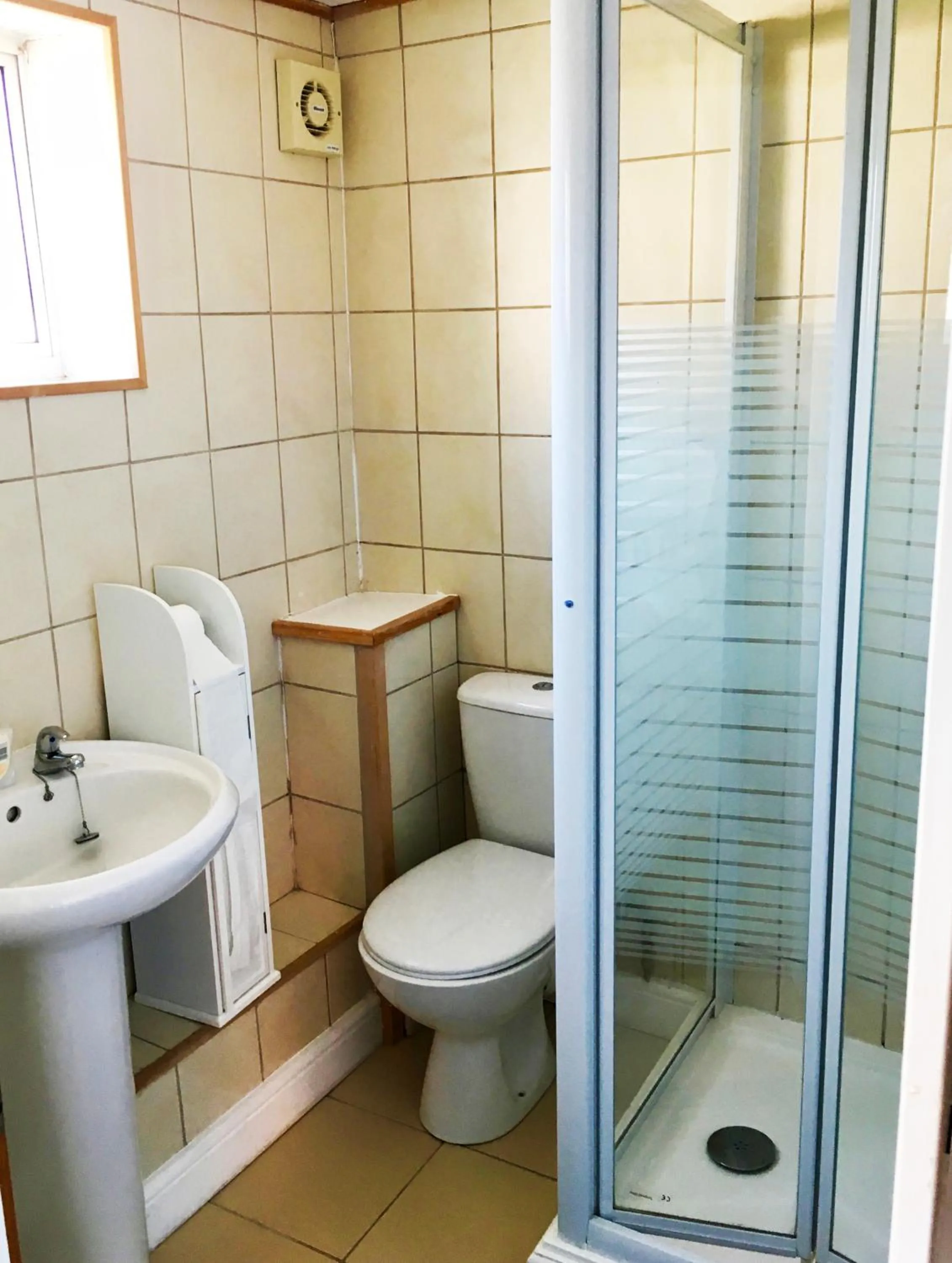 Shower in Hillside Bed and Breakfast