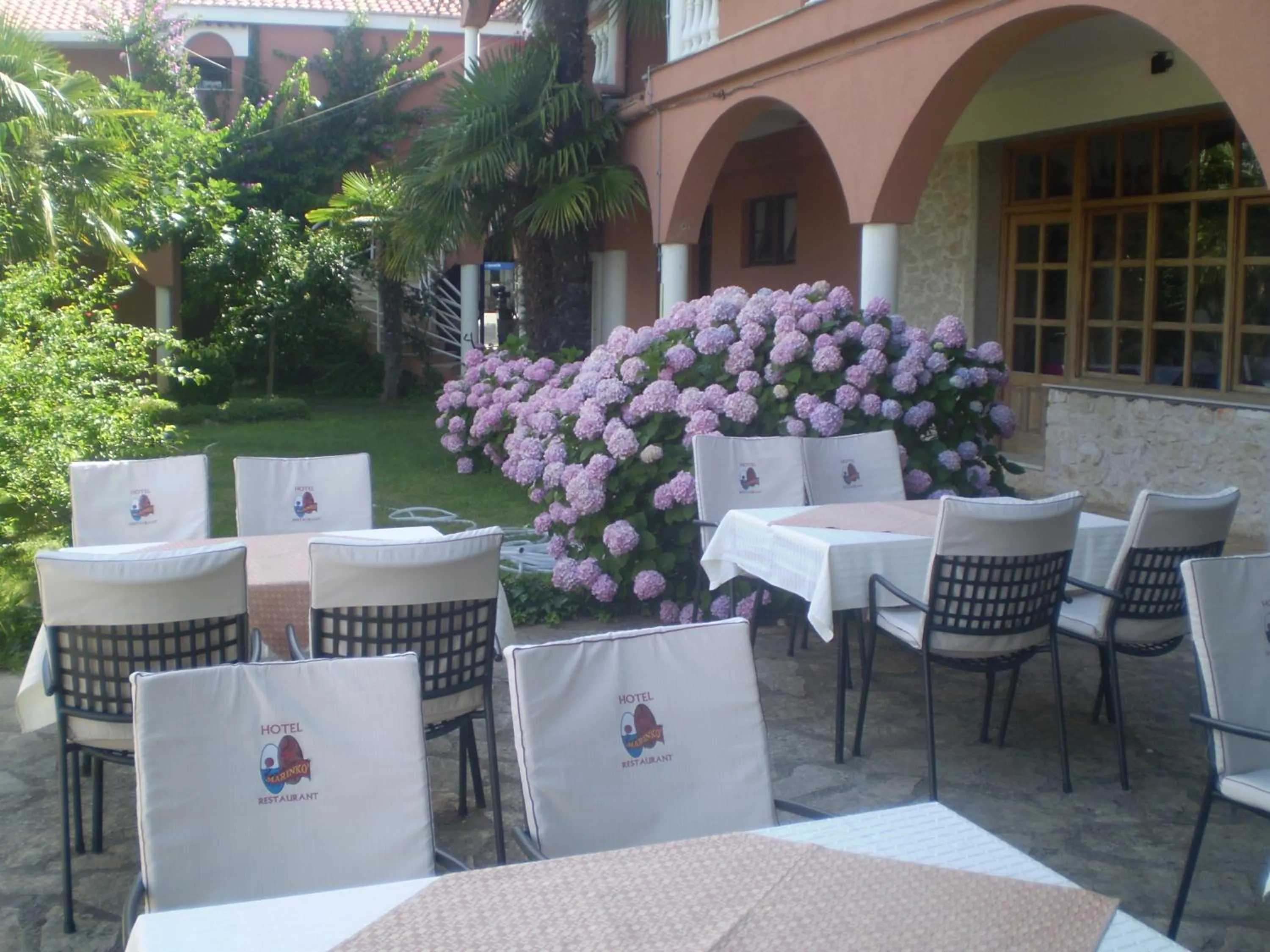 Restaurant/places to eat in Hotel Marinko