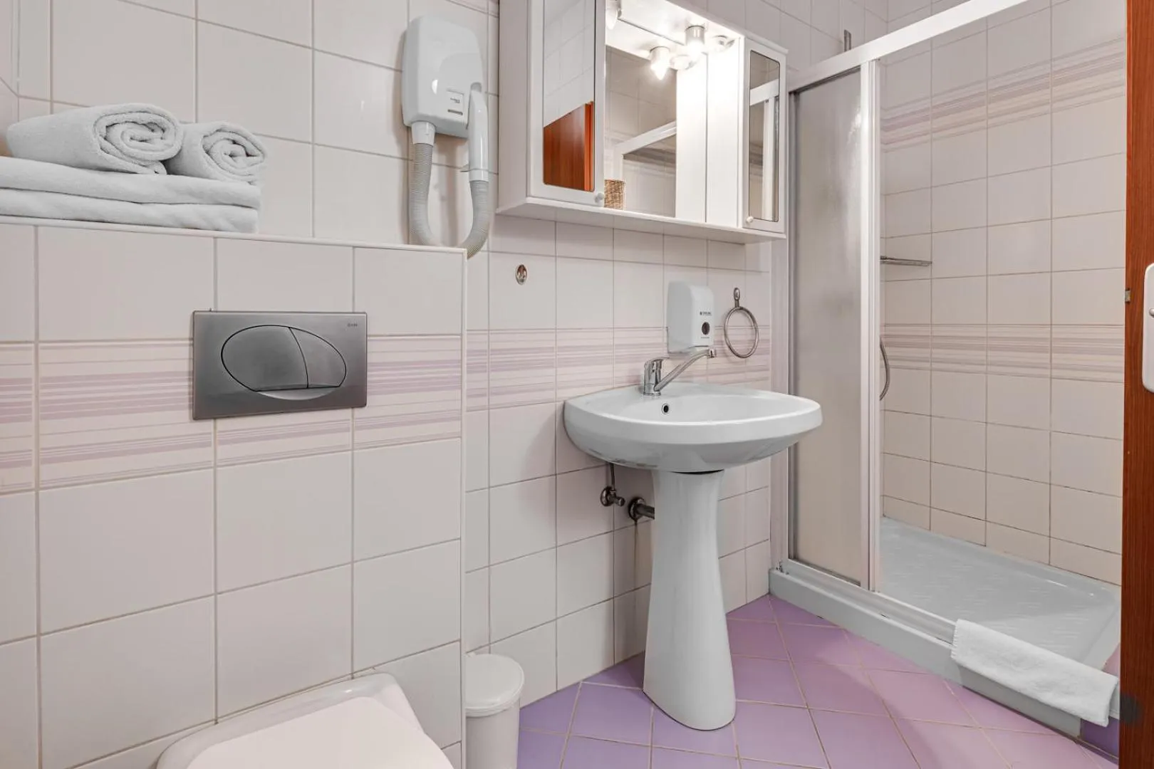 Shower in Hotel Marinko