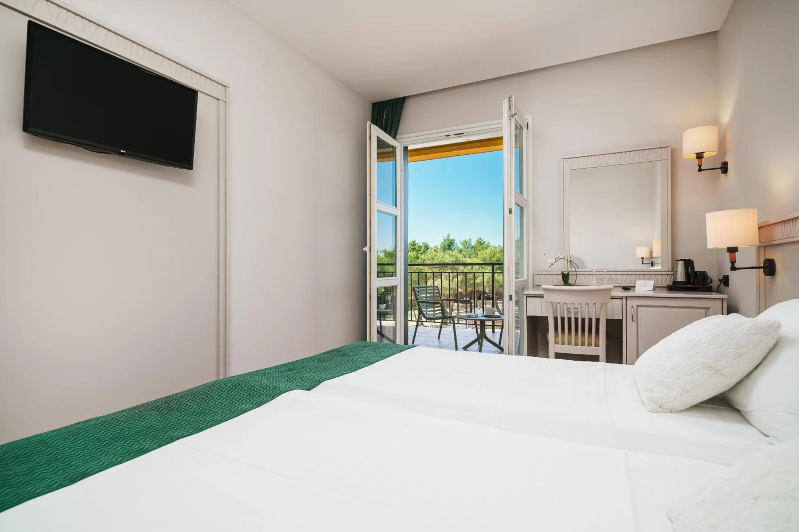 Pool view, Bed in Hotel Vrata Krke