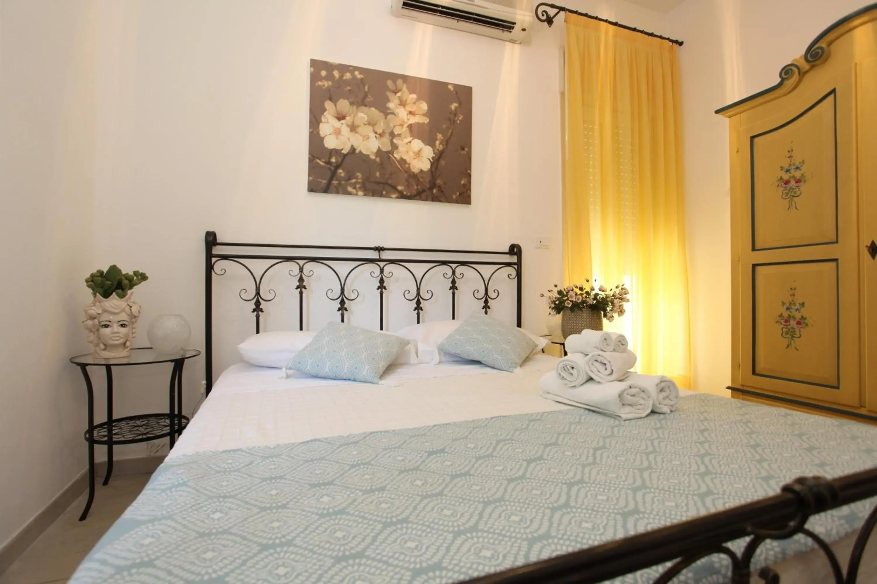 Queen Room with Balcony - single occupancy in B&B Villa Maiolica Queen Room with Balcony - single occupancy in B&B Villa Maiolica