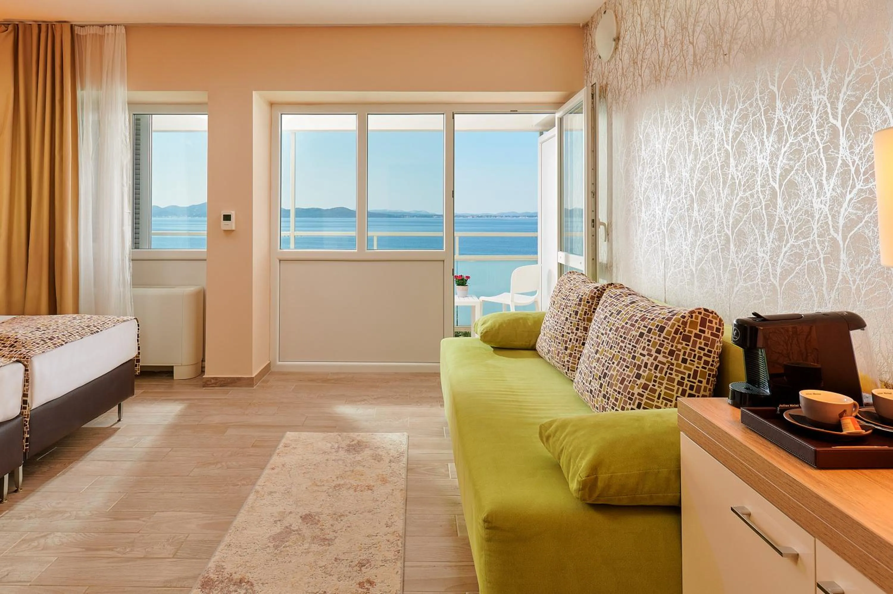 Living room, Bed in Hotel Pinija