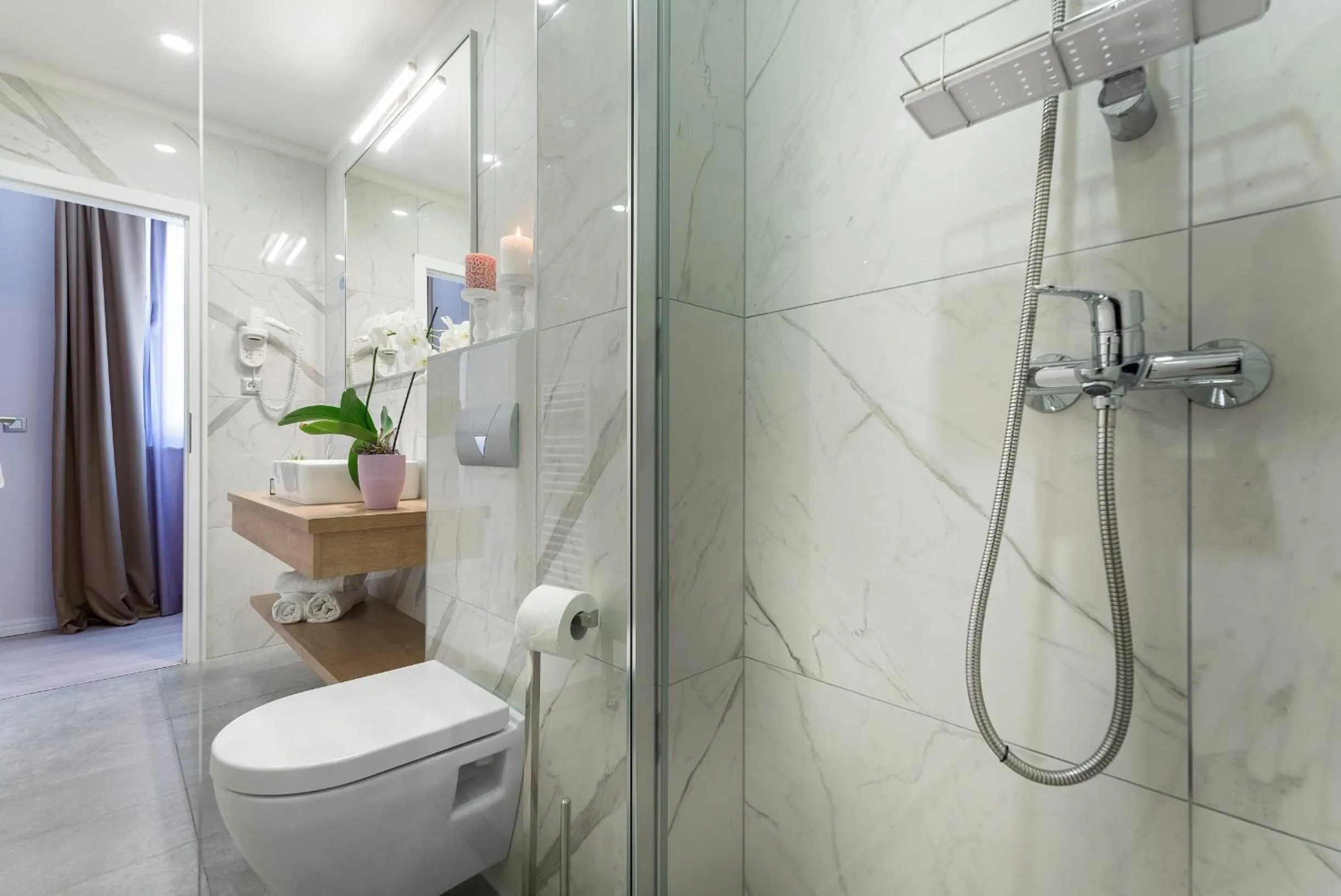 Shower in Hotel Maritimo