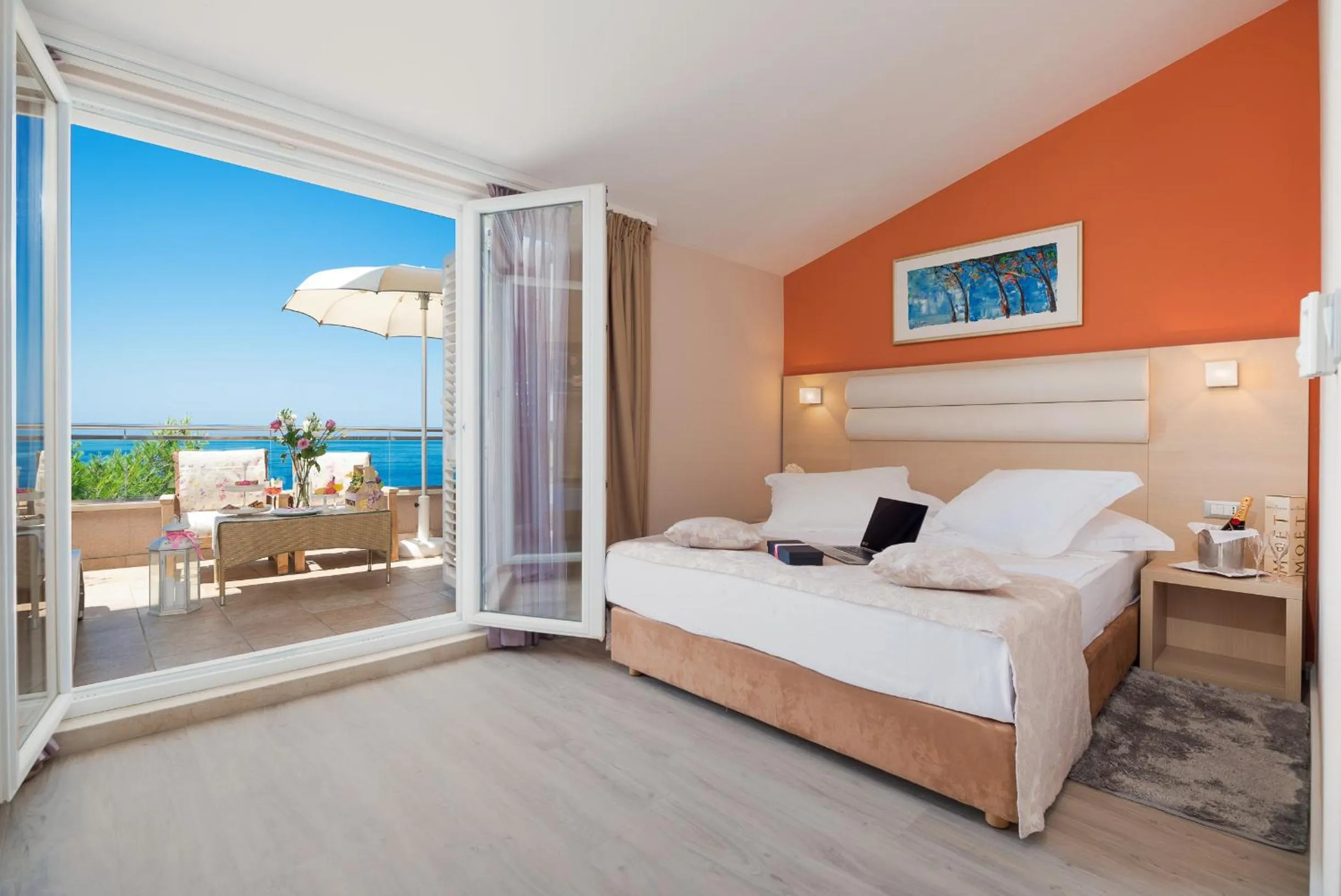 Balcony/Terrace, Bed in Hotel Maritimo