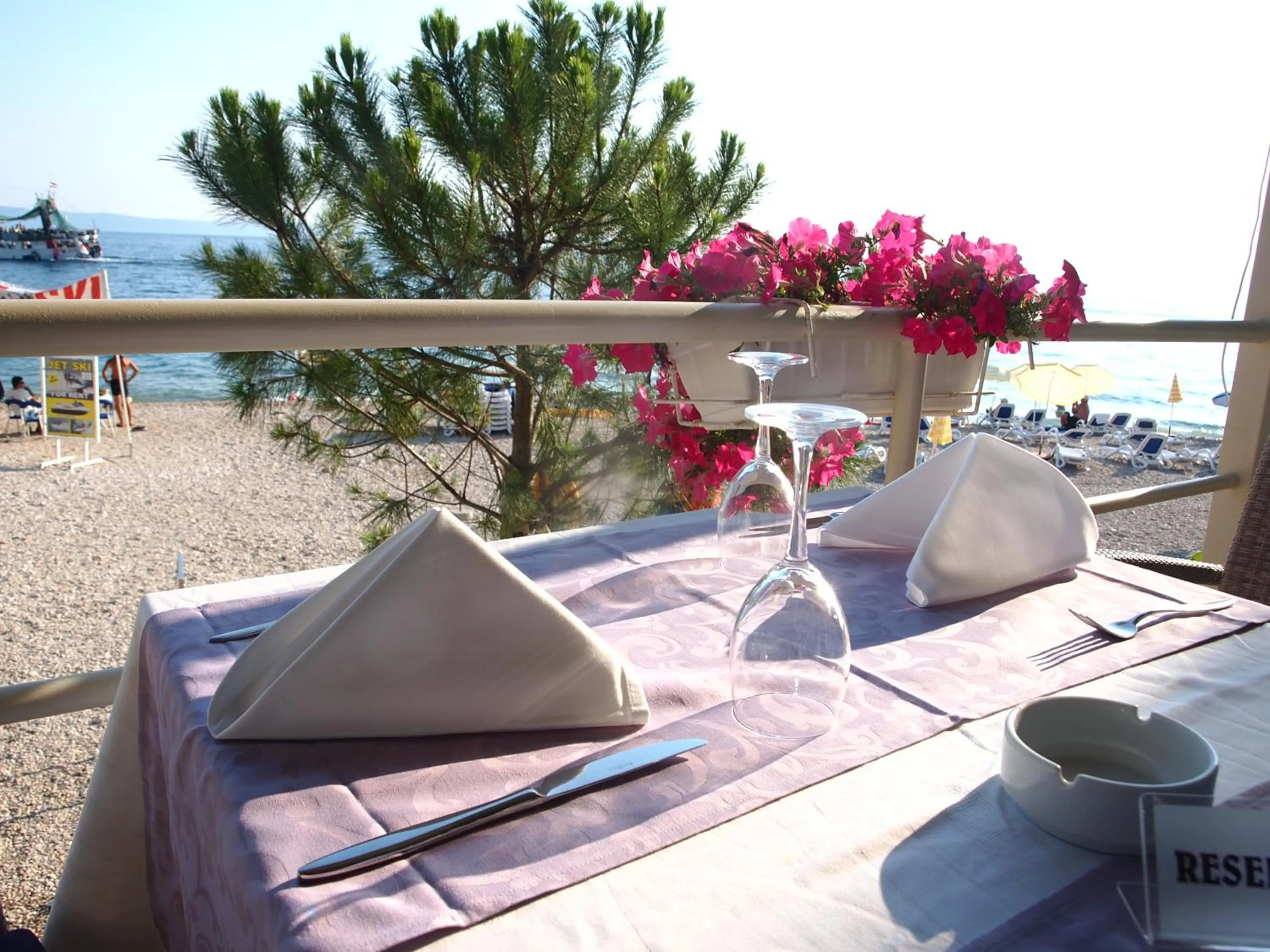 Restaurant/places to eat in Hotel Maritimo