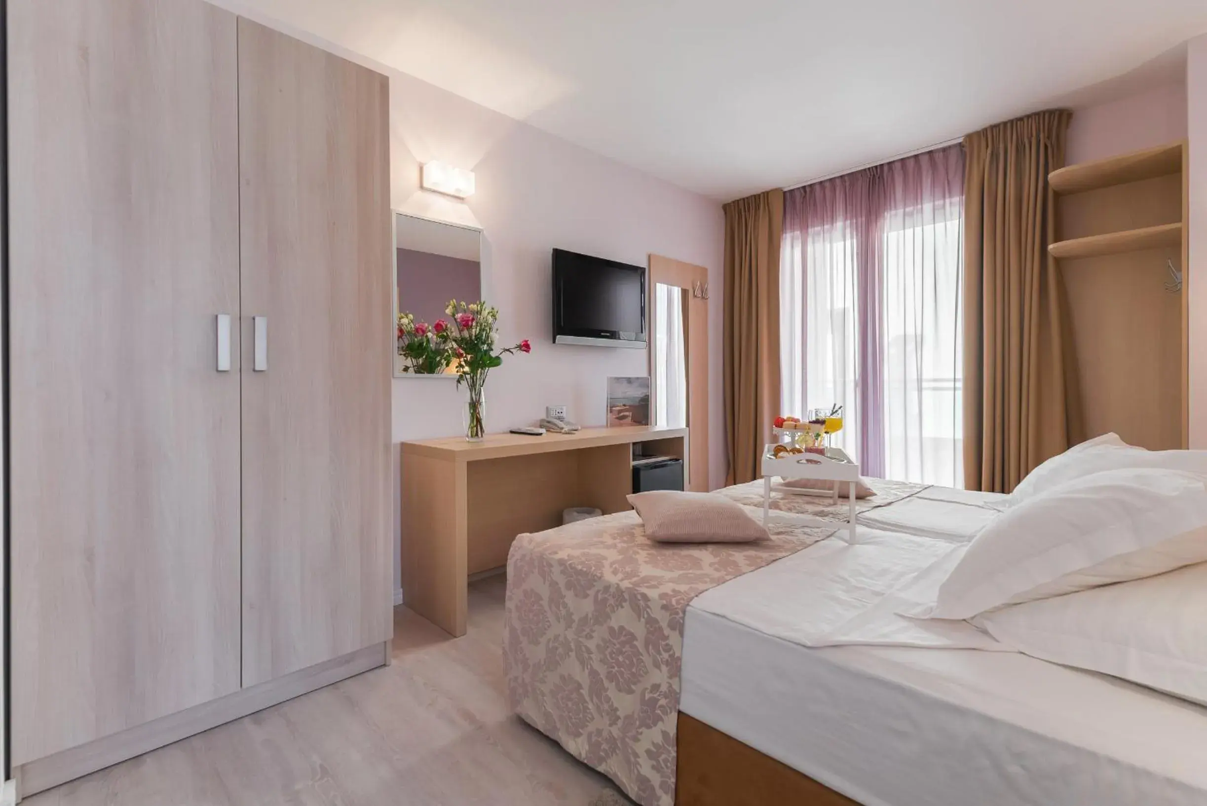 Twin Room with Balcony and Mountain View - single occupancy in Hotel Maritimo Twin Room with Balcony and Mountain View - single occupancy in Hotel Maritimo