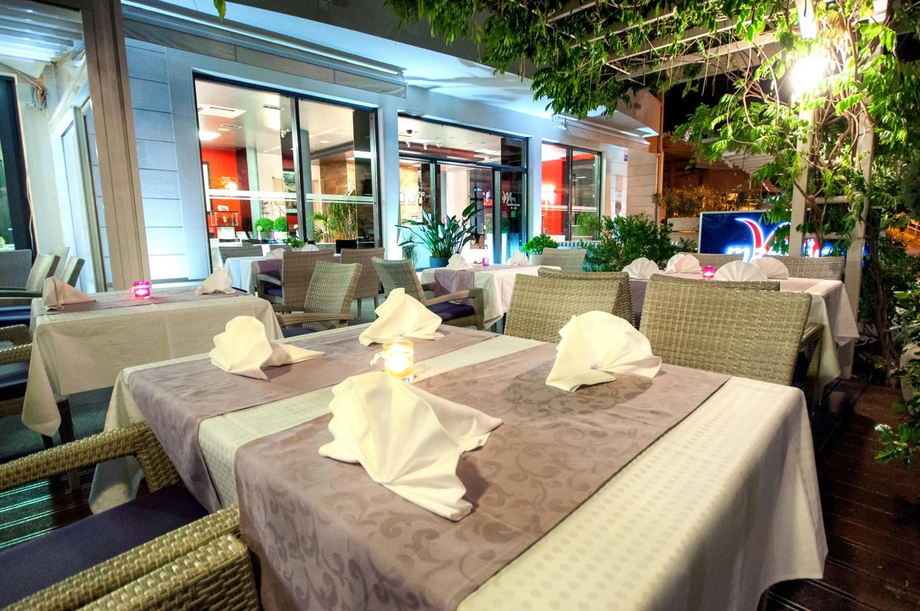 Restaurant/places to eat in Hotel Maritimo