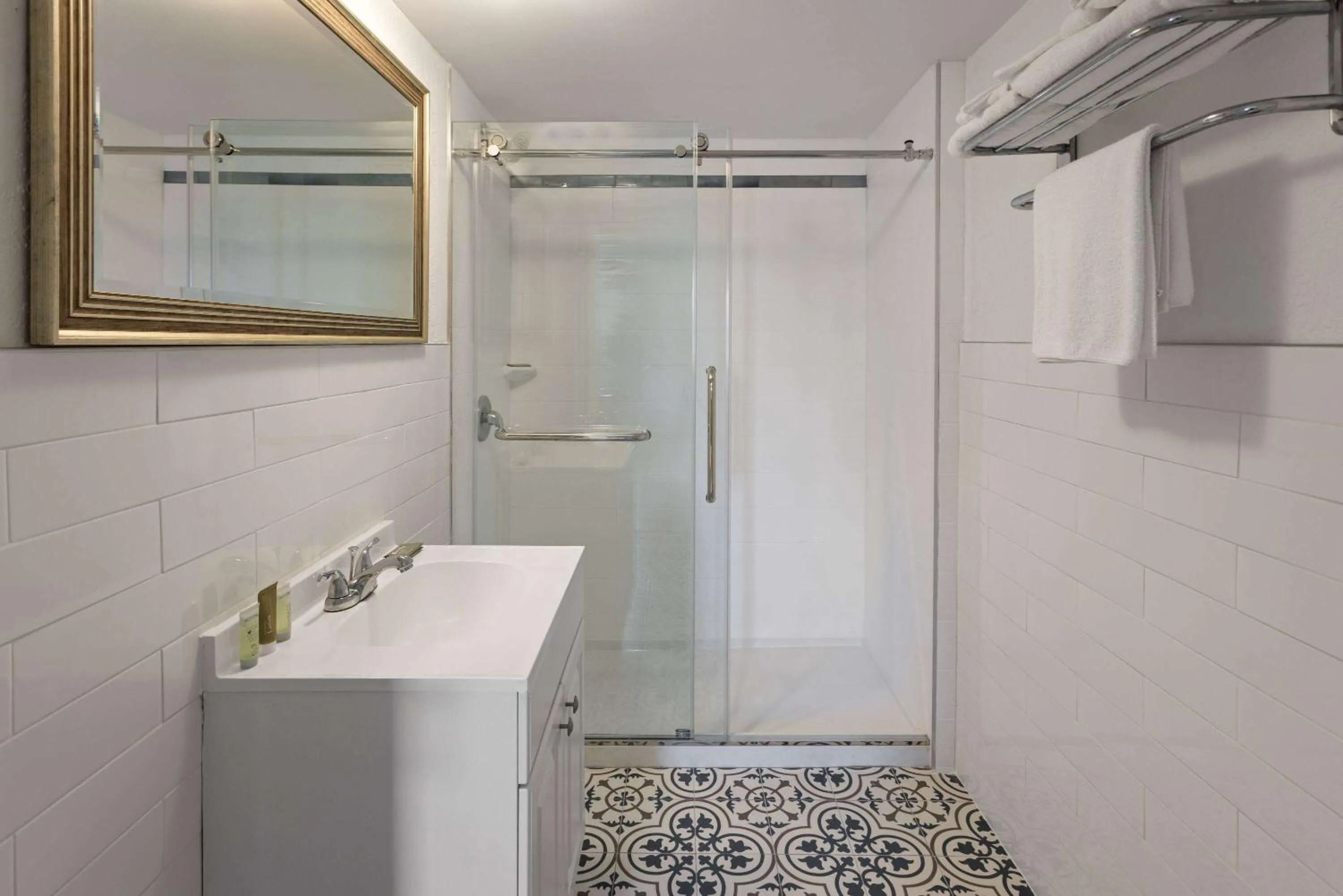 Photo of the whole room in Wildwood Inn Hotel Travelodge Beach & Boardwalk