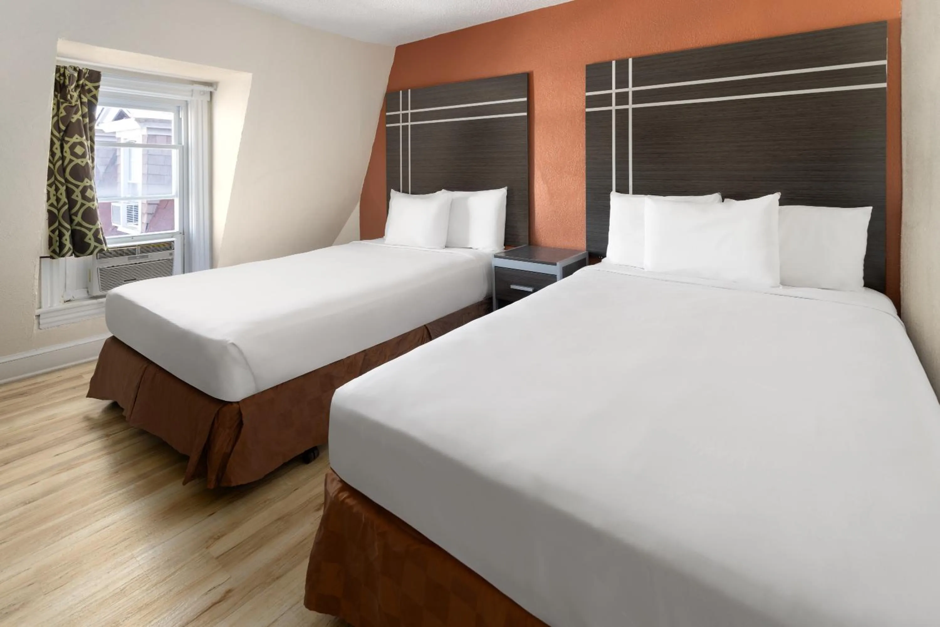 Bed in Wildwood Inn Hotel Travelodge Beach & Boardwalk