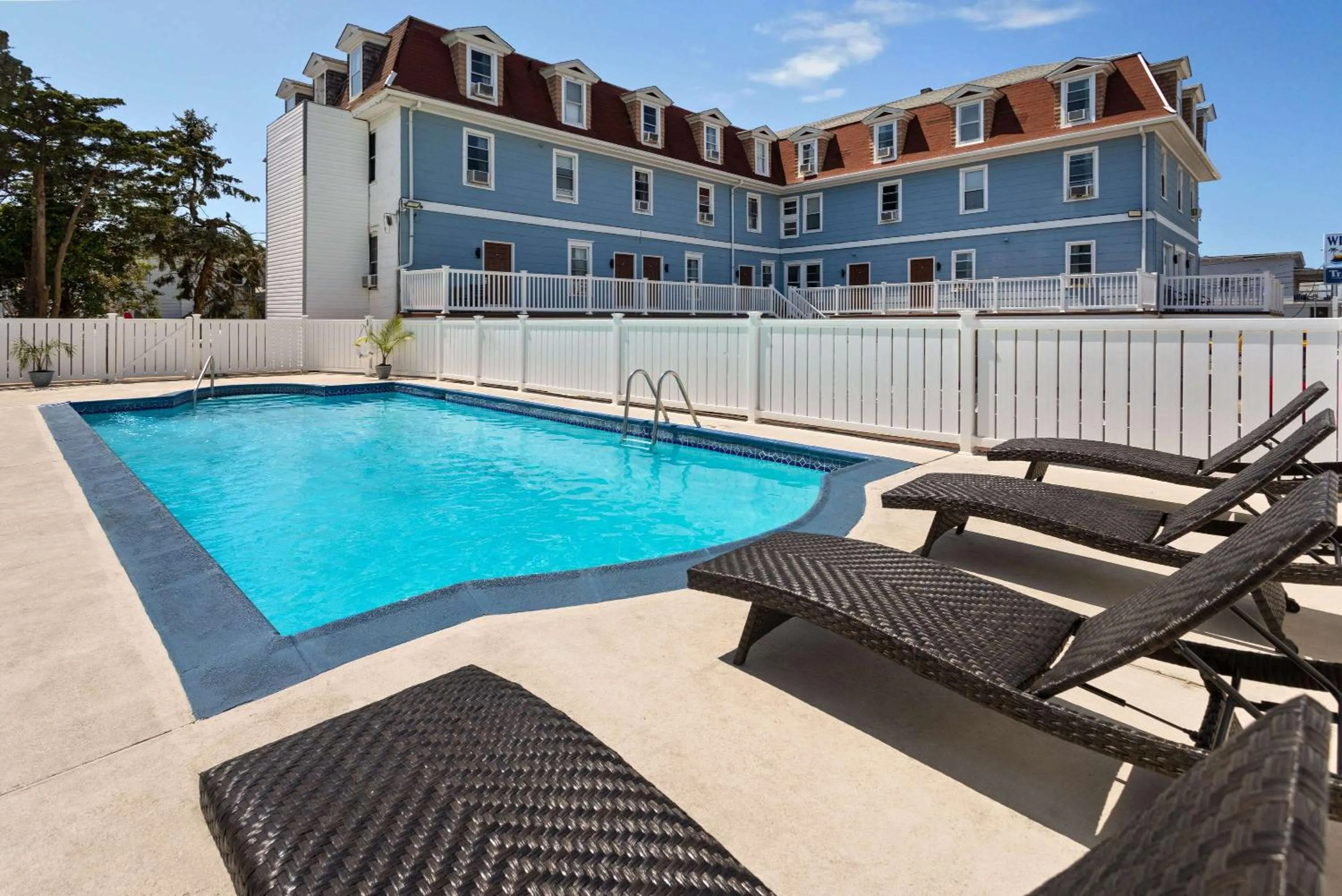 Pool view in Wildwood Inn Hotel Travelodge Beach & Boardwalk