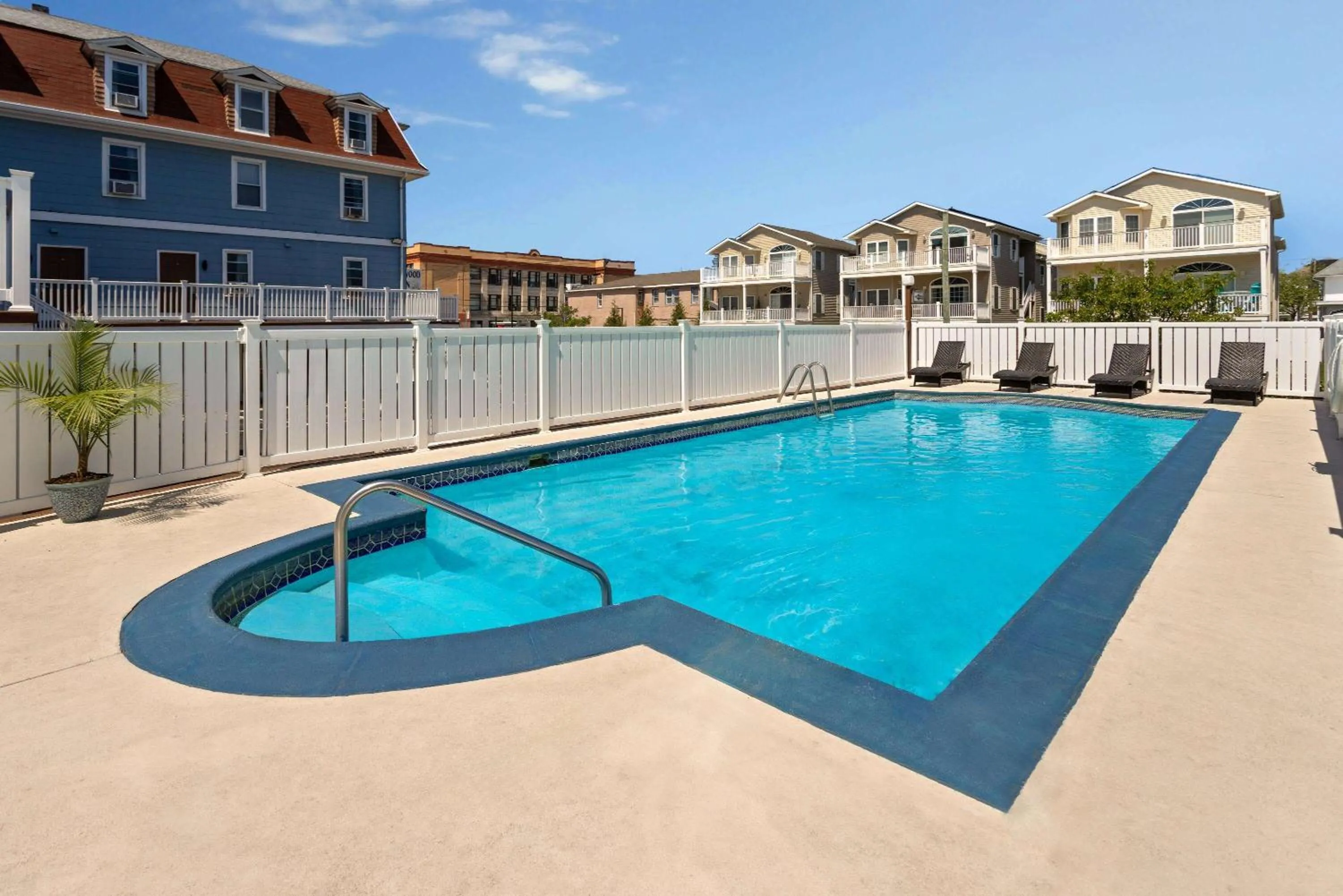 Pool view in Wildwood Inn Hotel Travelodge Beach & Boardwalk