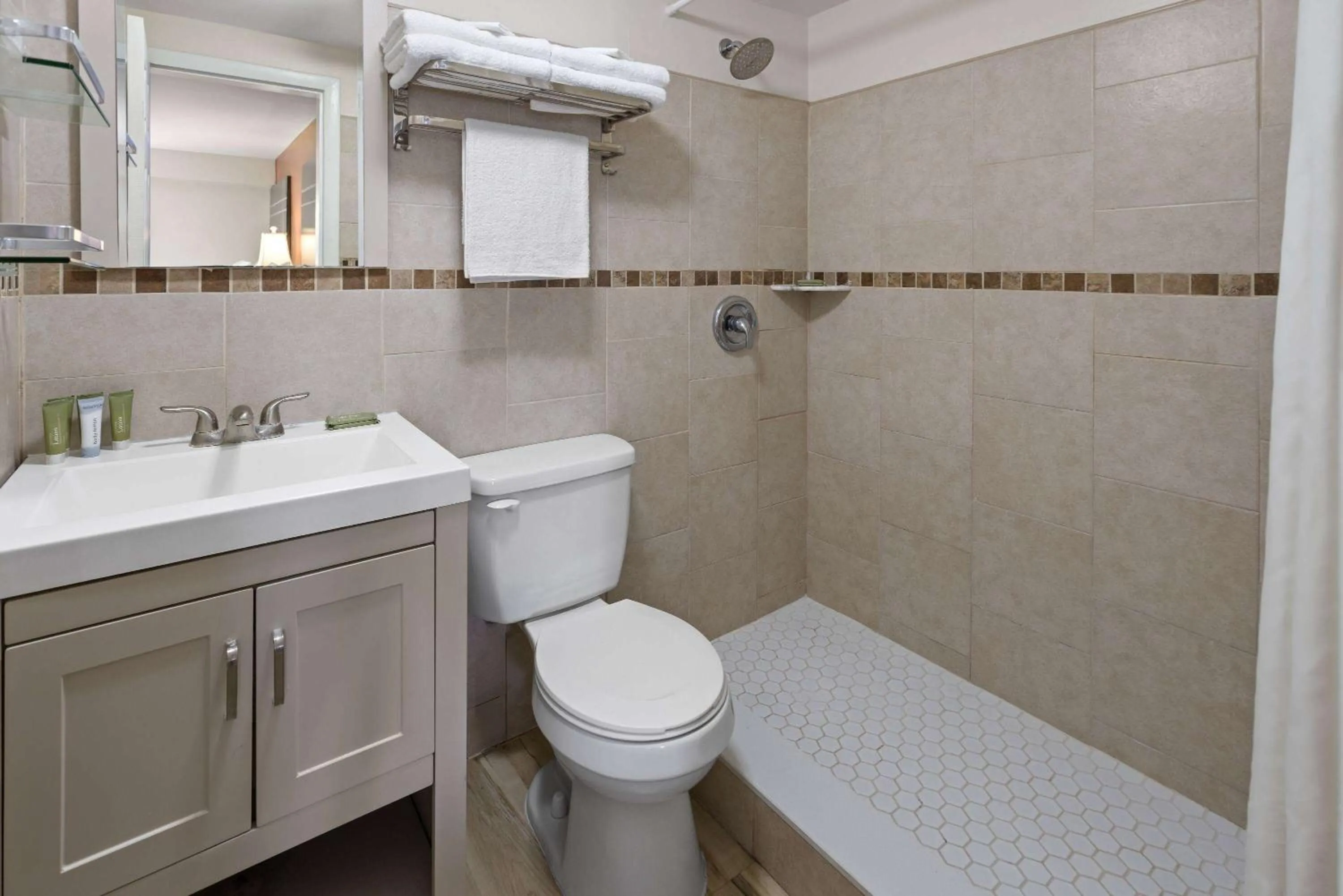 Photo of the whole room in Wildwood Inn Hotel Travelodge Beach & Boardwalk