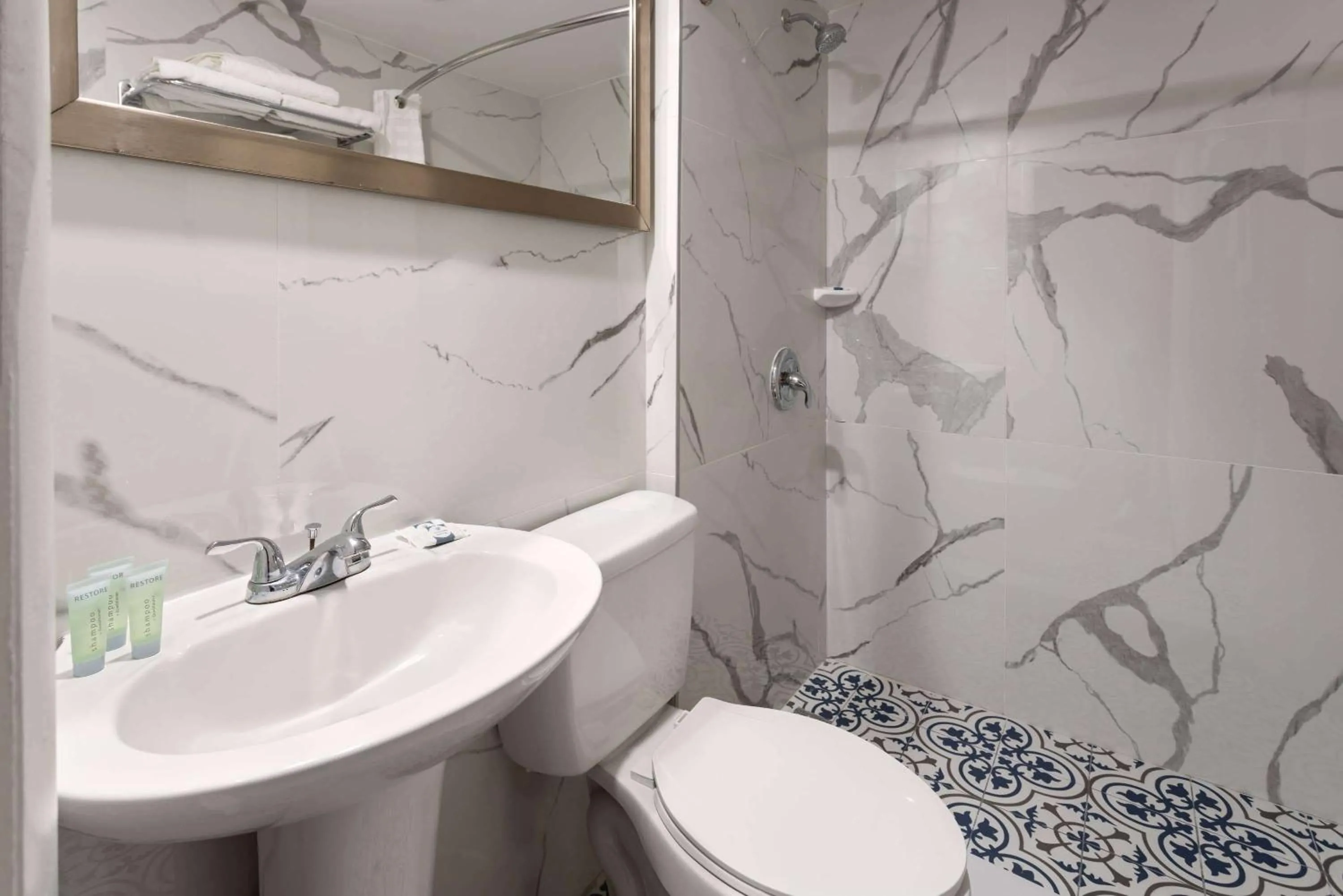 Photo of the whole room in Wildwood Inn Hotel Travelodge Beach & Boardwalk