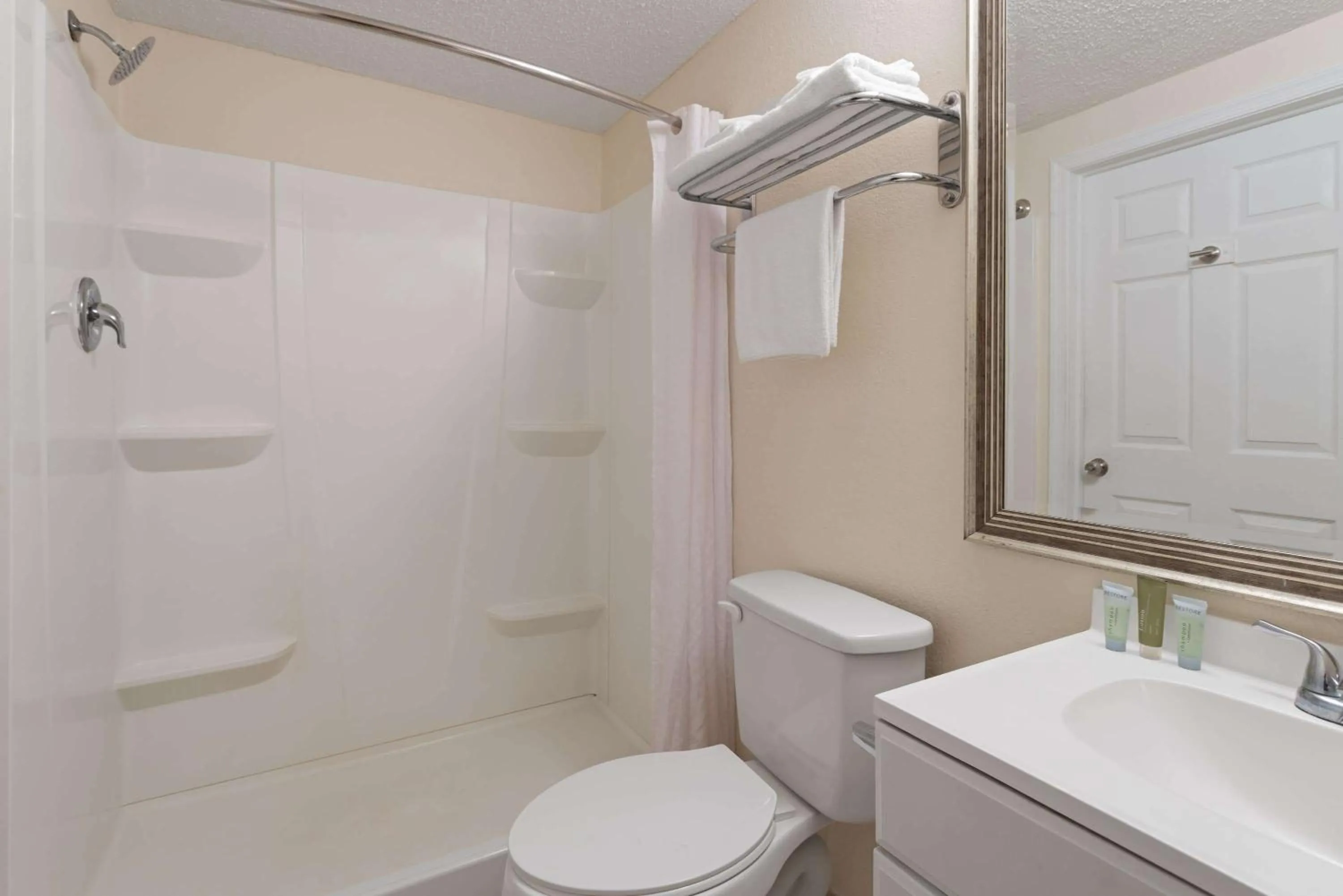 Photo of the whole room in Wildwood Inn Hotel Travelodge Beach & Boardwalk