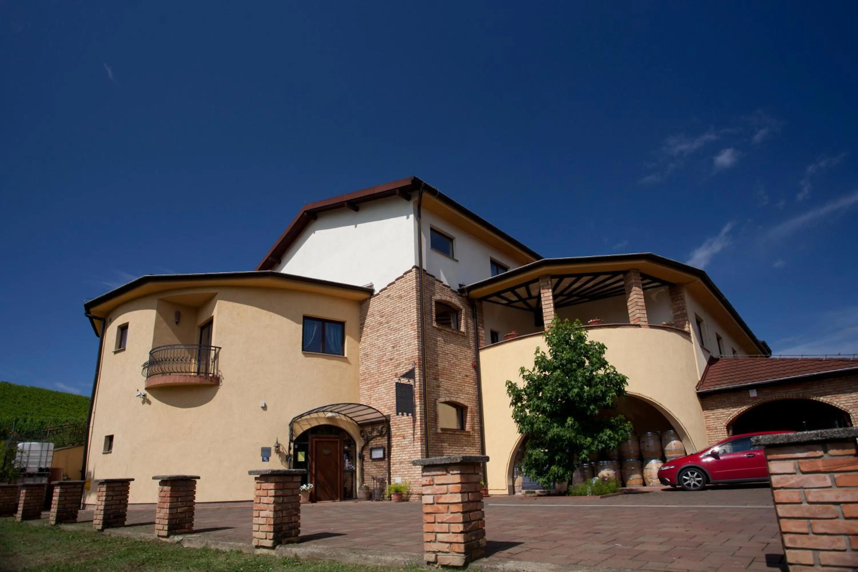 Facade/entrance in Stupnički Dvori Winery Hotel