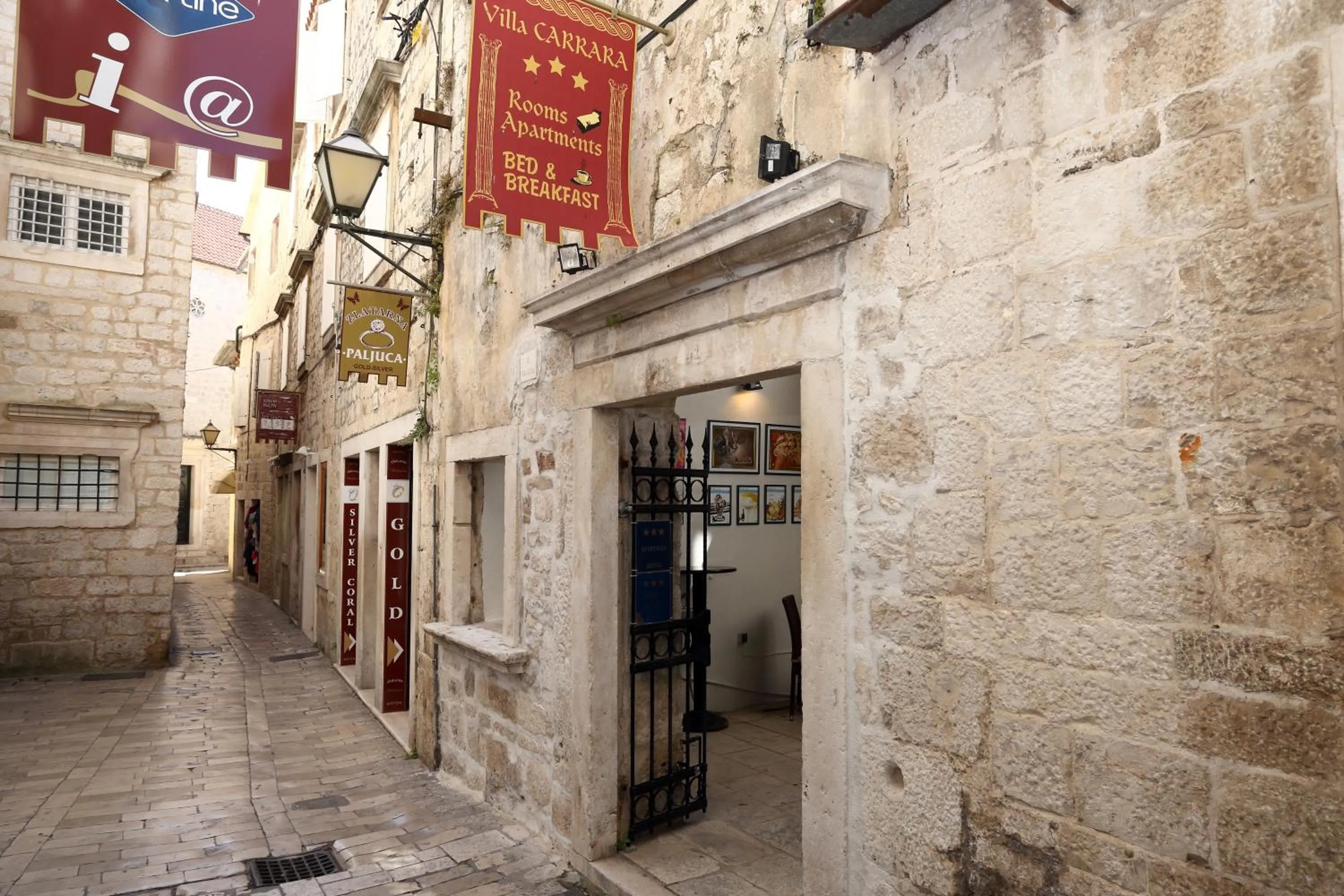 Facade/entrance in Villa Carrara