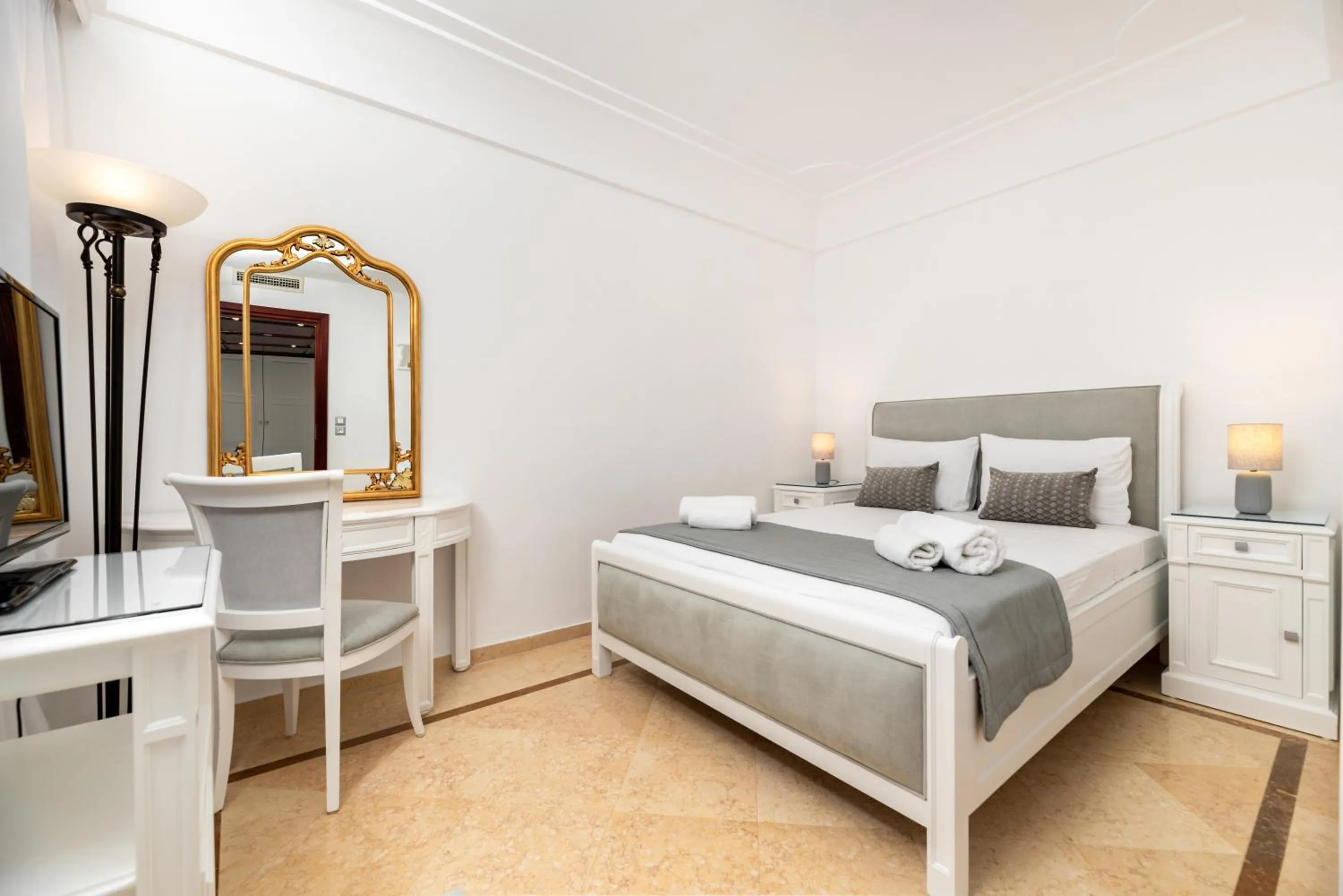 Bedroom, Bed in Maison Des Lys - Luxury Suites