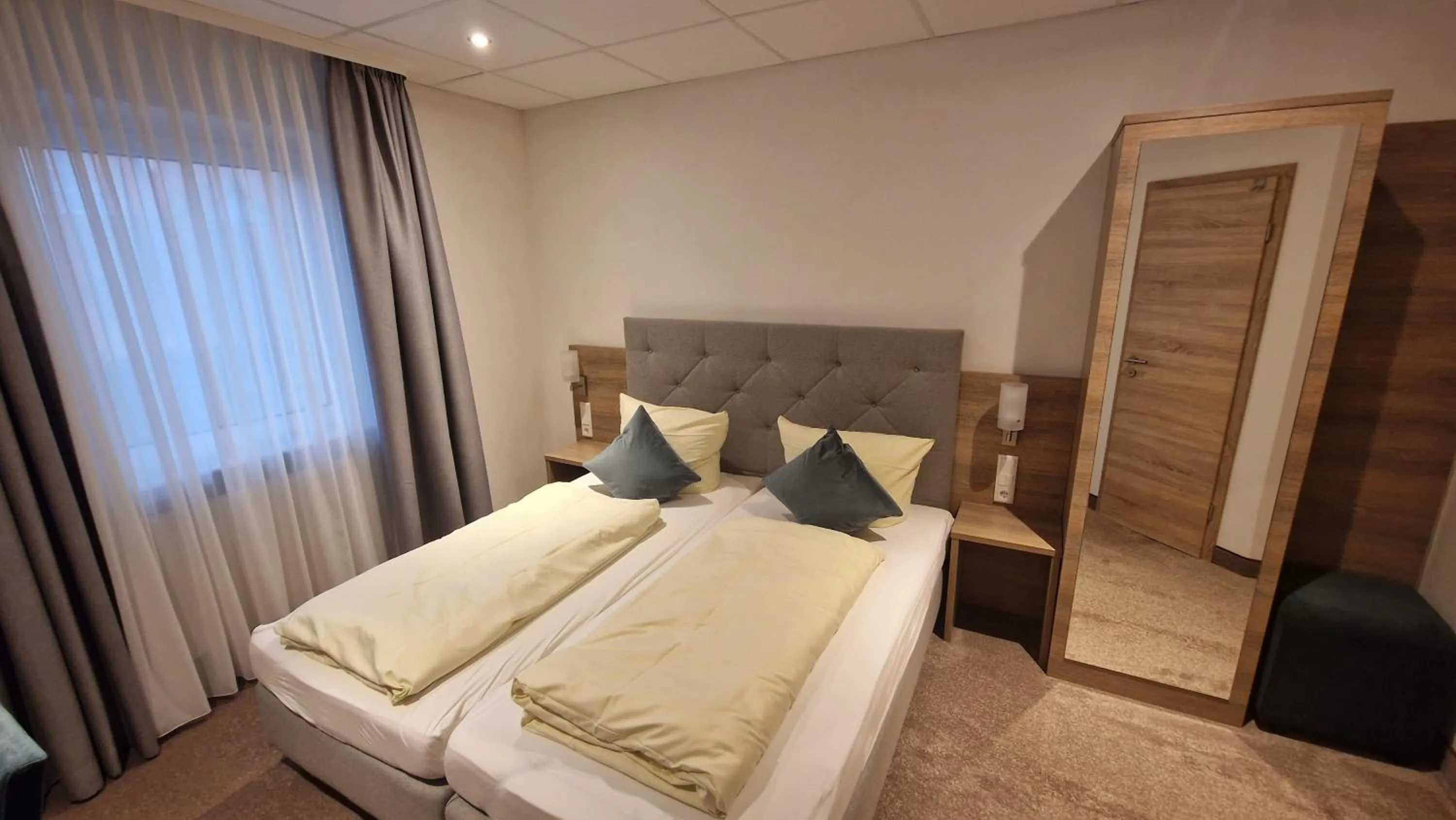 Bed in Schwarzer Adler - Hotel Garni