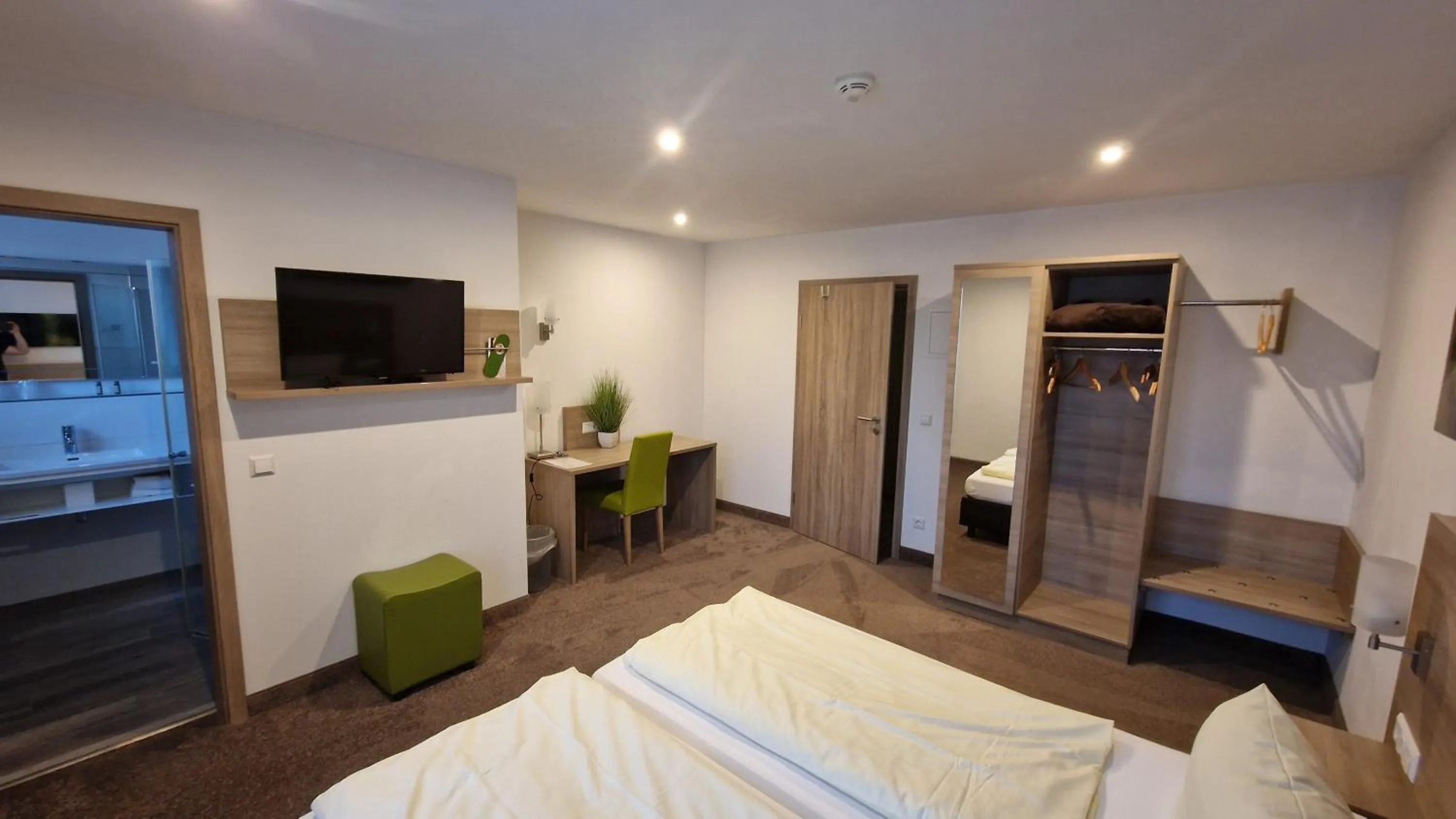 Bed in Schwarzer Adler - Hotel Garni