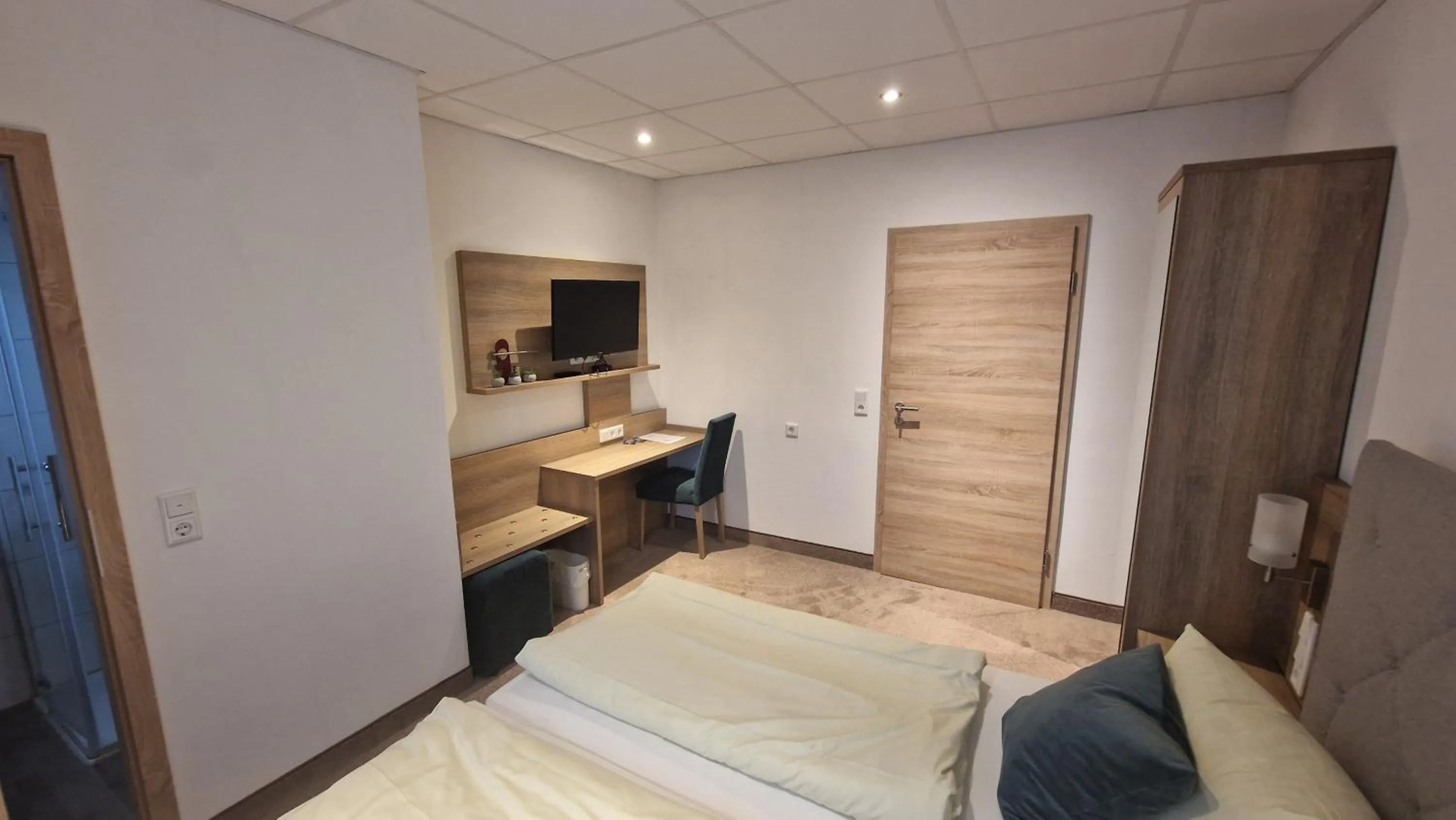 Bed in Schwarzer Adler - Hotel Garni