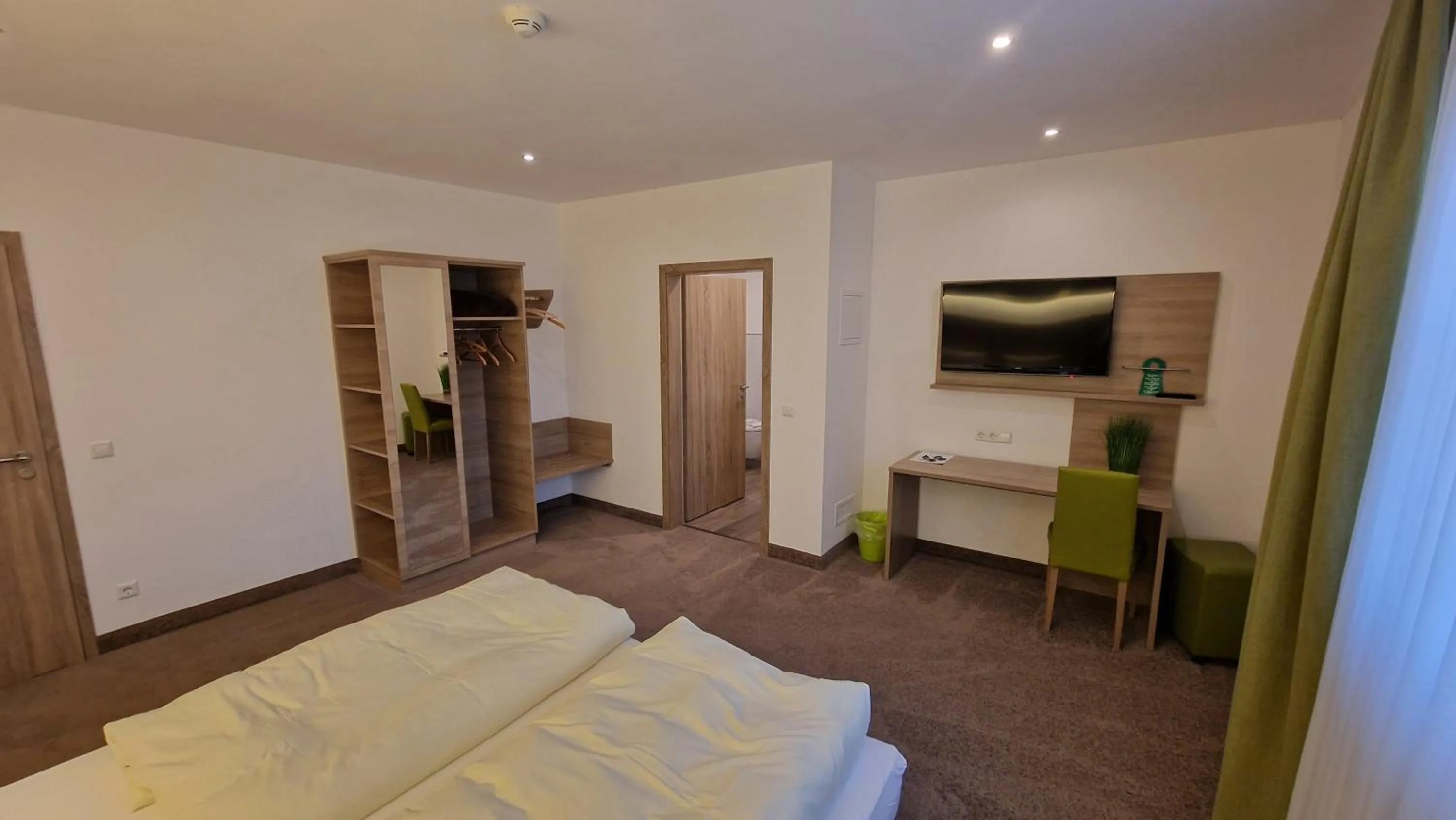 Bed in Schwarzer Adler - Hotel Garni