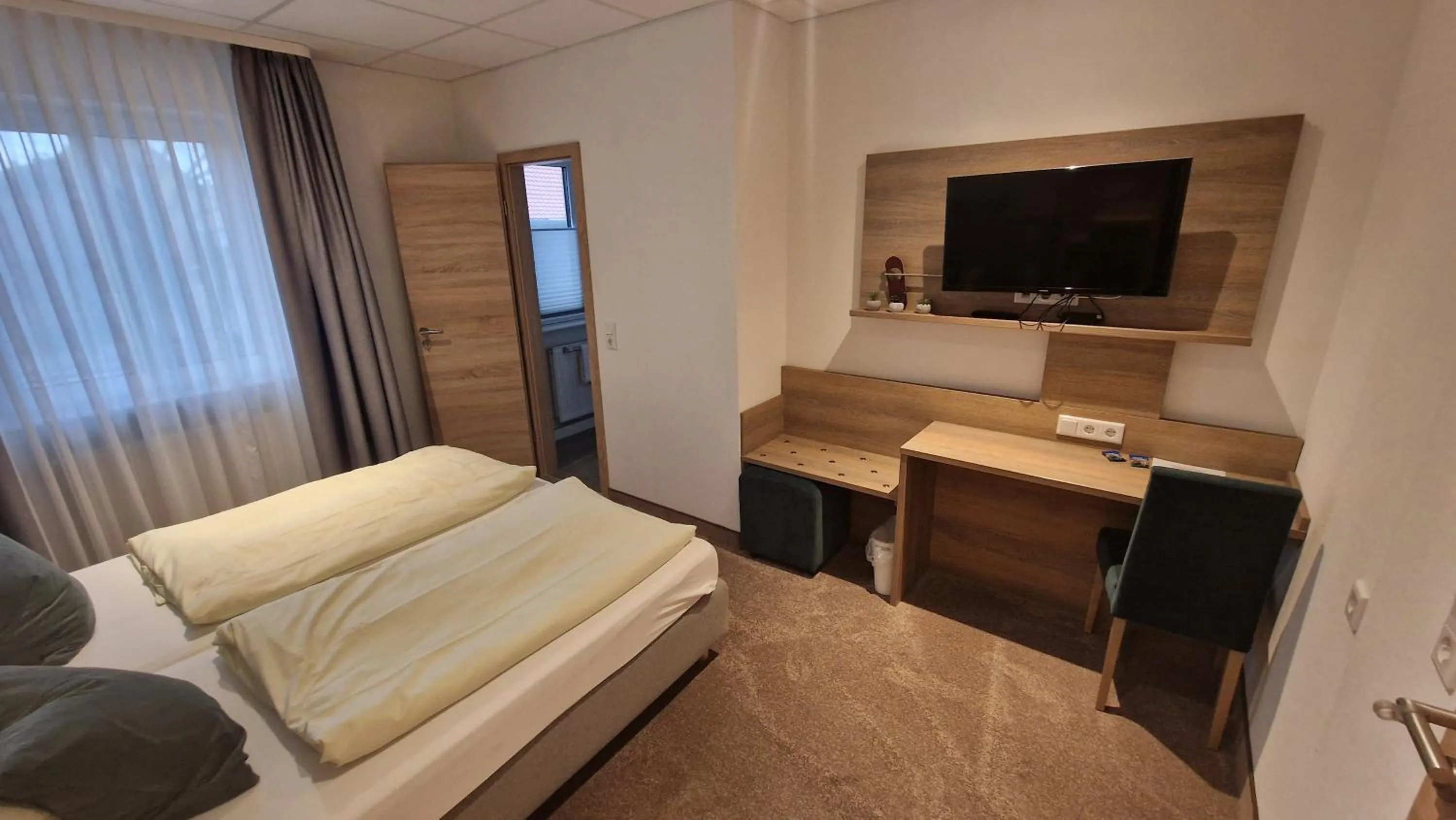 Bed in Schwarzer Adler - Hotel Garni