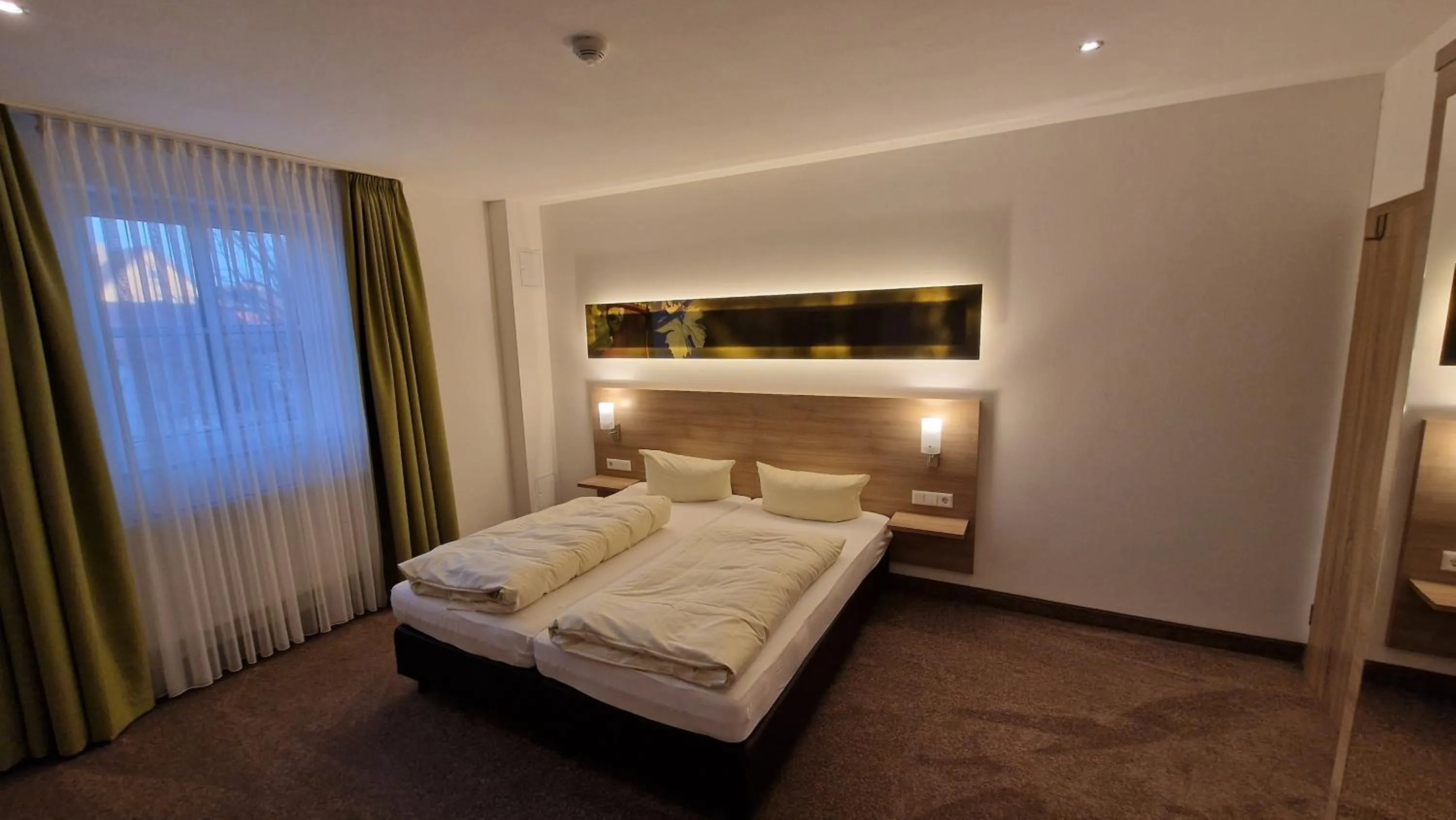 Bed in Schwarzer Adler - Hotel Garni