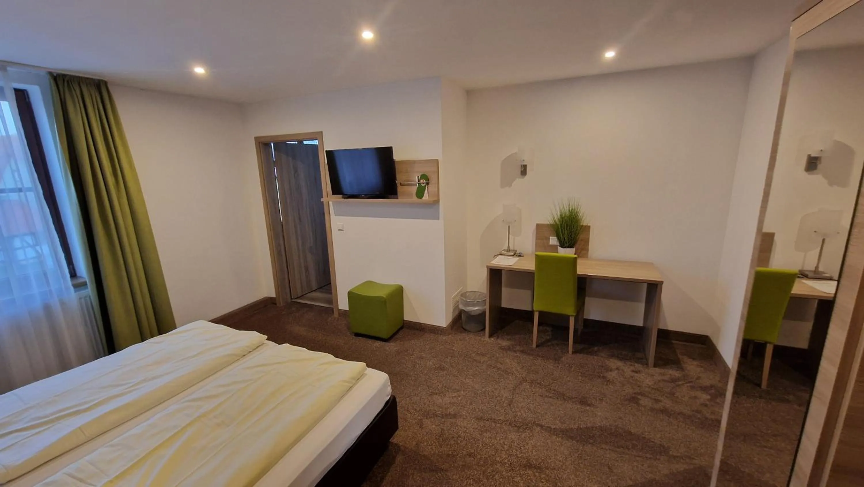 Bed in Schwarzer Adler - Hotel Garni