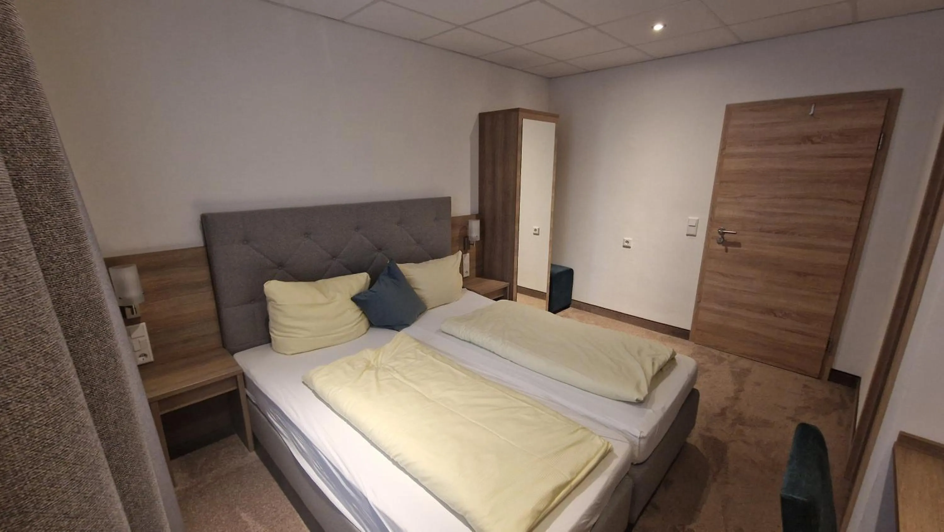 Bed in Schwarzer Adler - Hotel Garni