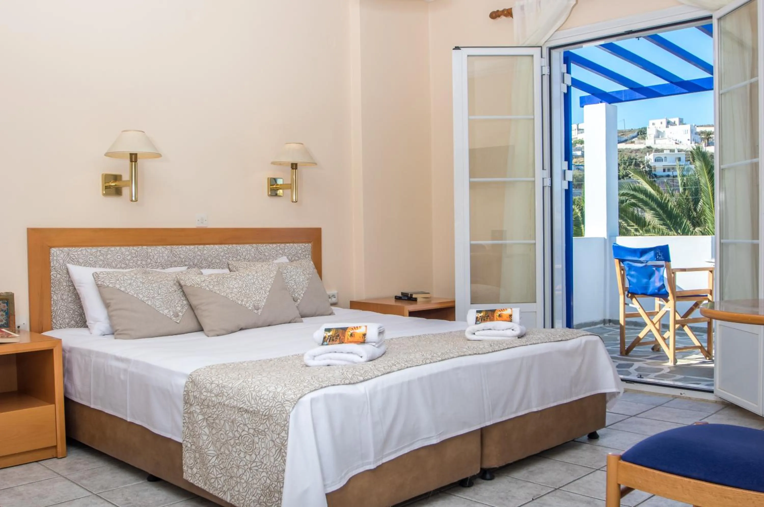 Photo of the whole room, Bed in Syros Atlantis