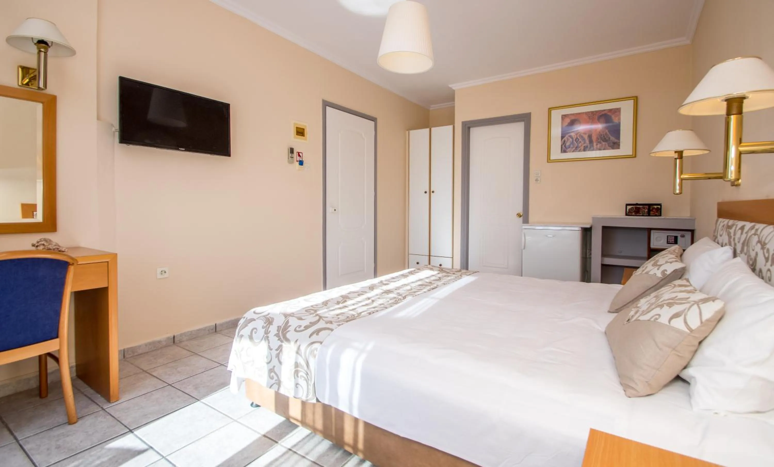 Photo of the whole room, Bed in Syros Atlantis