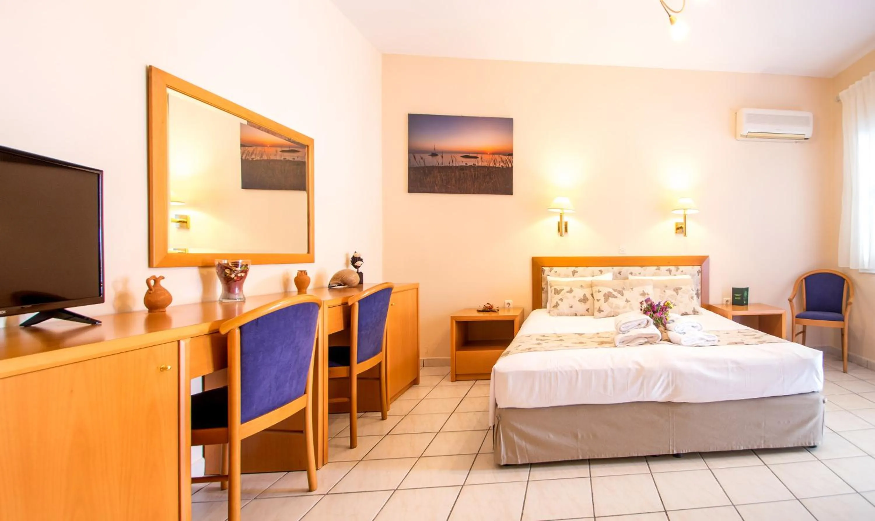 Photo of the whole room, Bed in Syros Atlantis