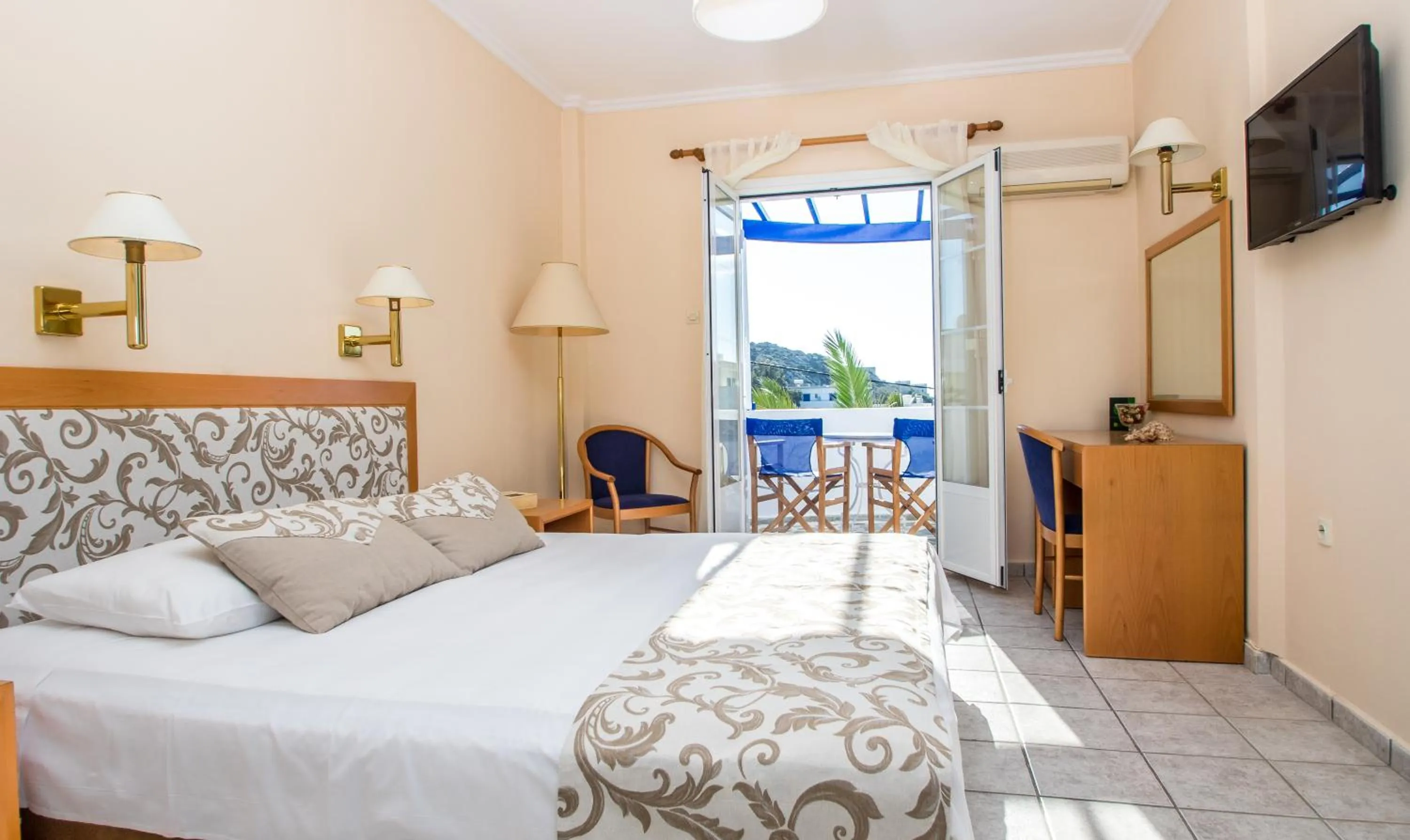 Photo of the whole room, Bed in Syros Atlantis