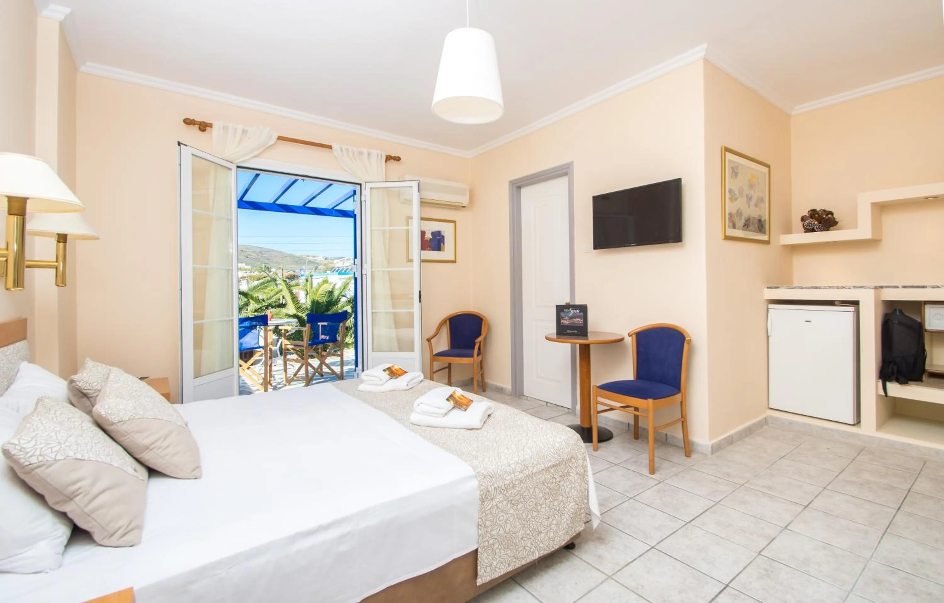 Photo of the whole room, Bed in Syros Atlantis