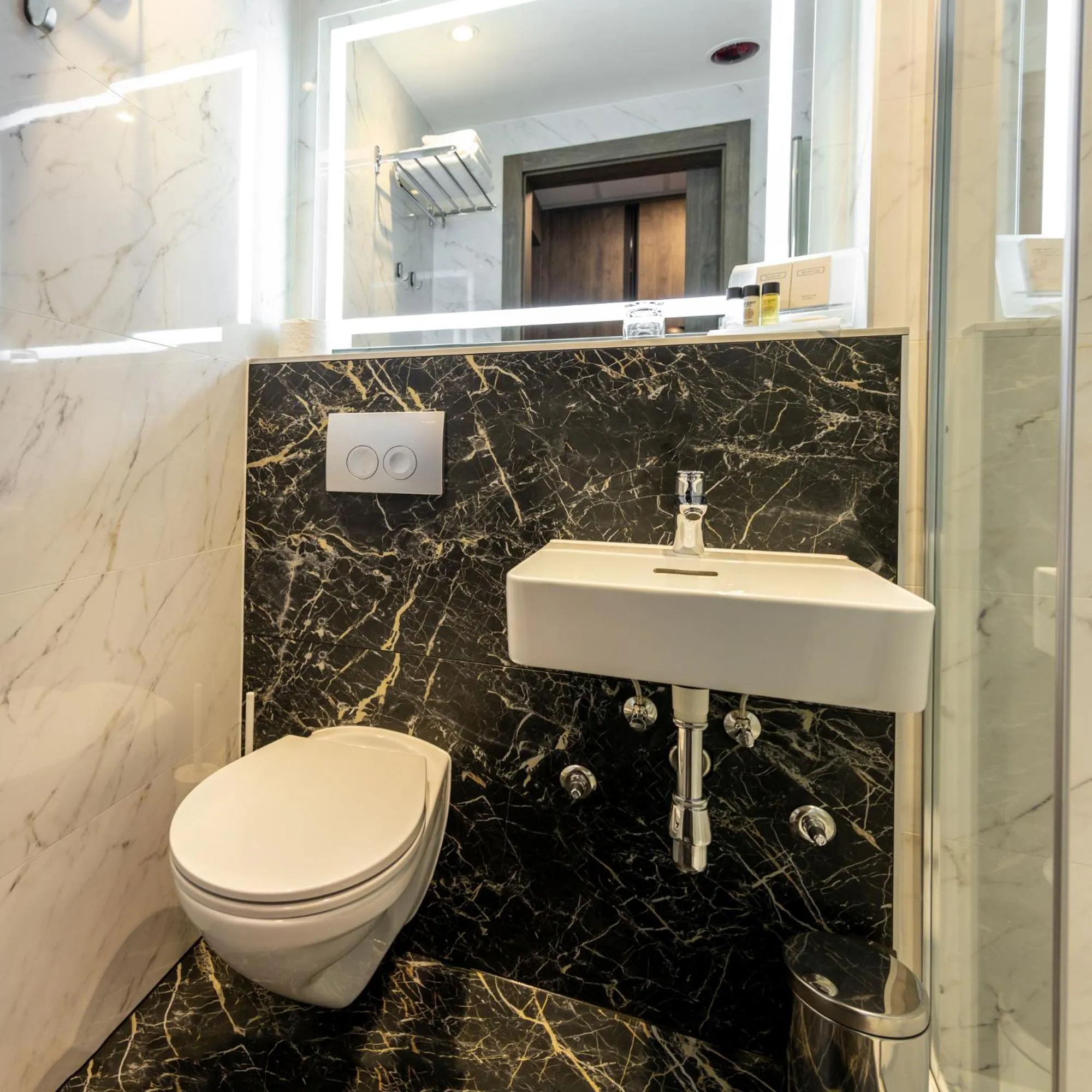 Toilet in Hotel Osijek