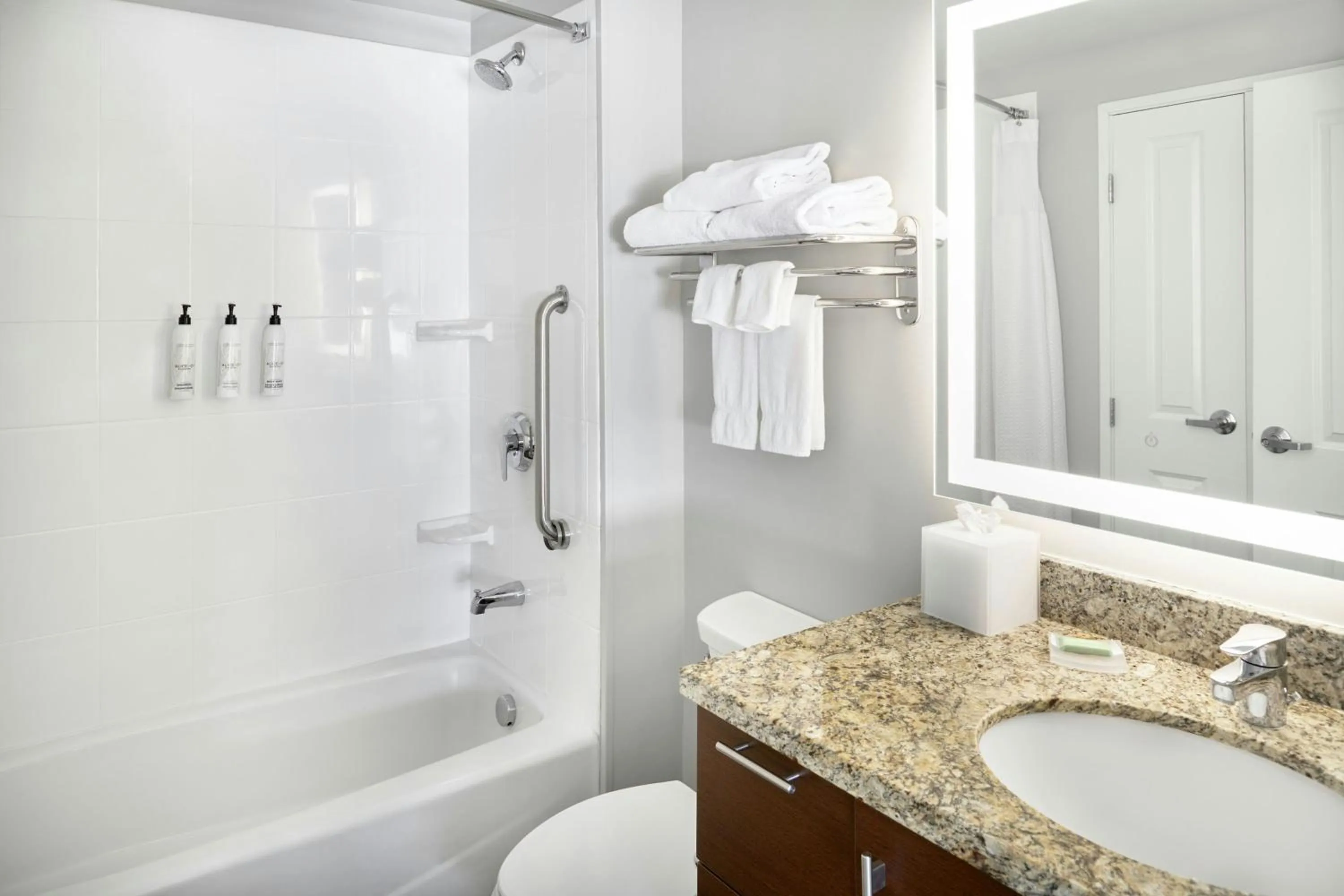 Bathroom in TownePlace Suites by Marriott Detroit Troy