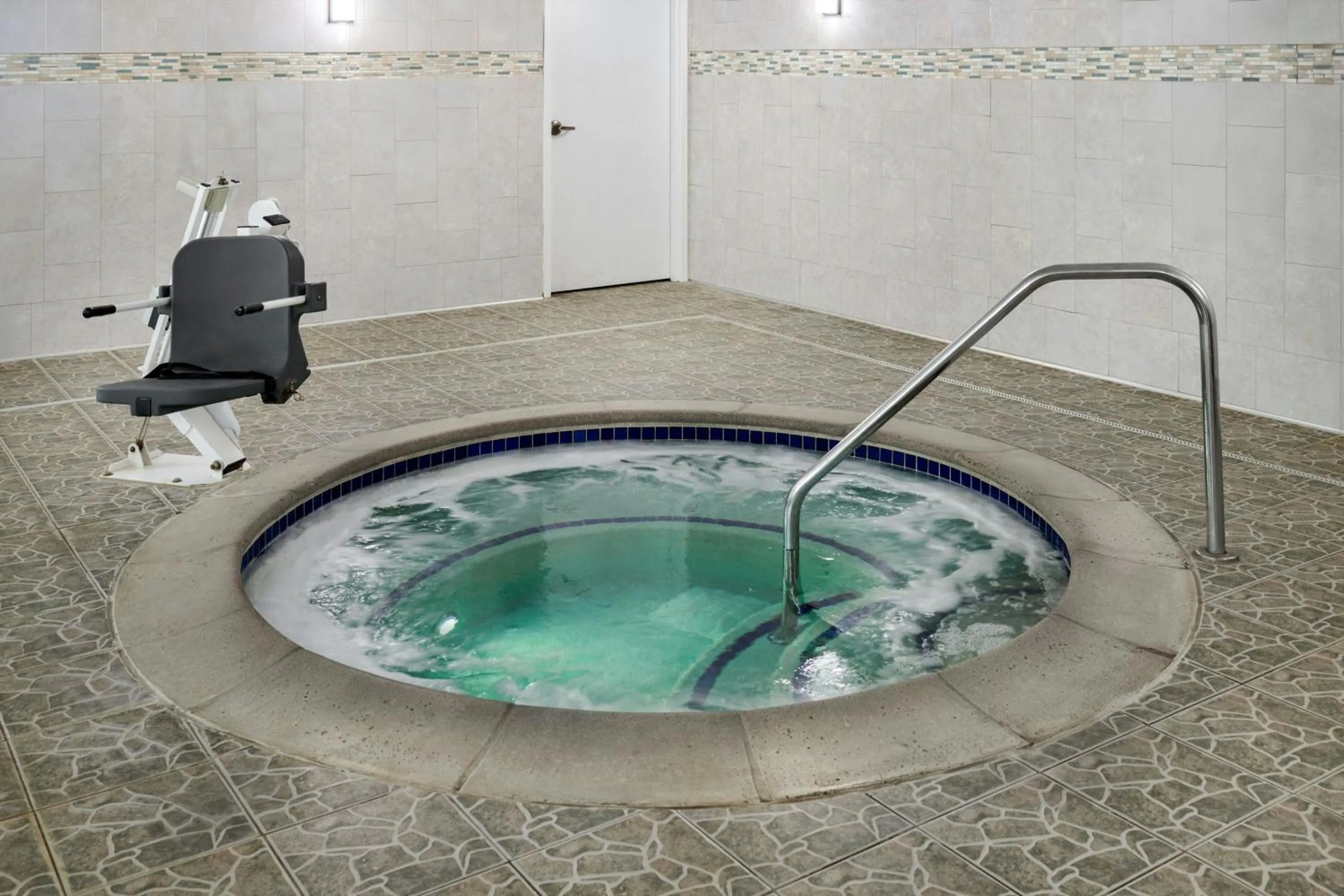 Swimming pool in TownePlace Suites by Marriott Detroit Troy