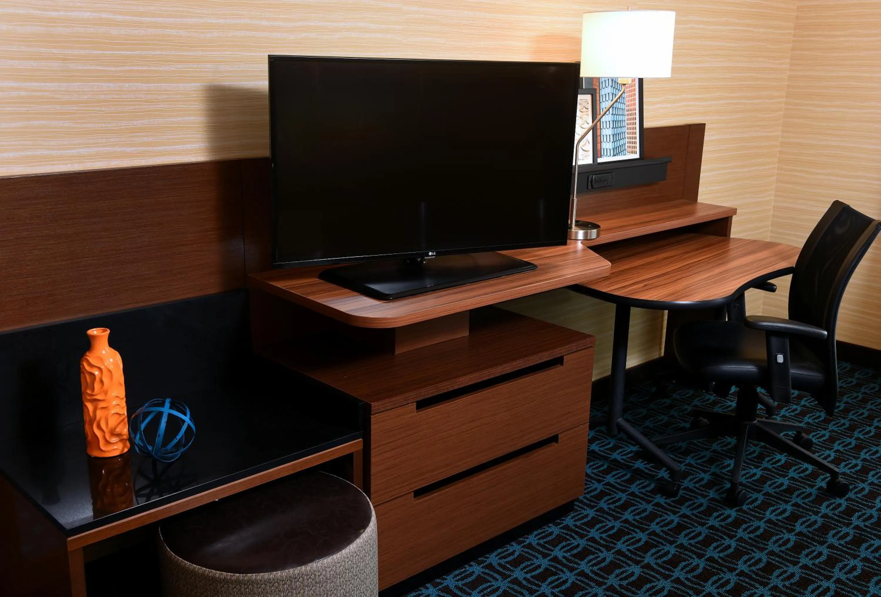 TV and multimedia in Fairfield Inn & Suites by Marriott Omaha West