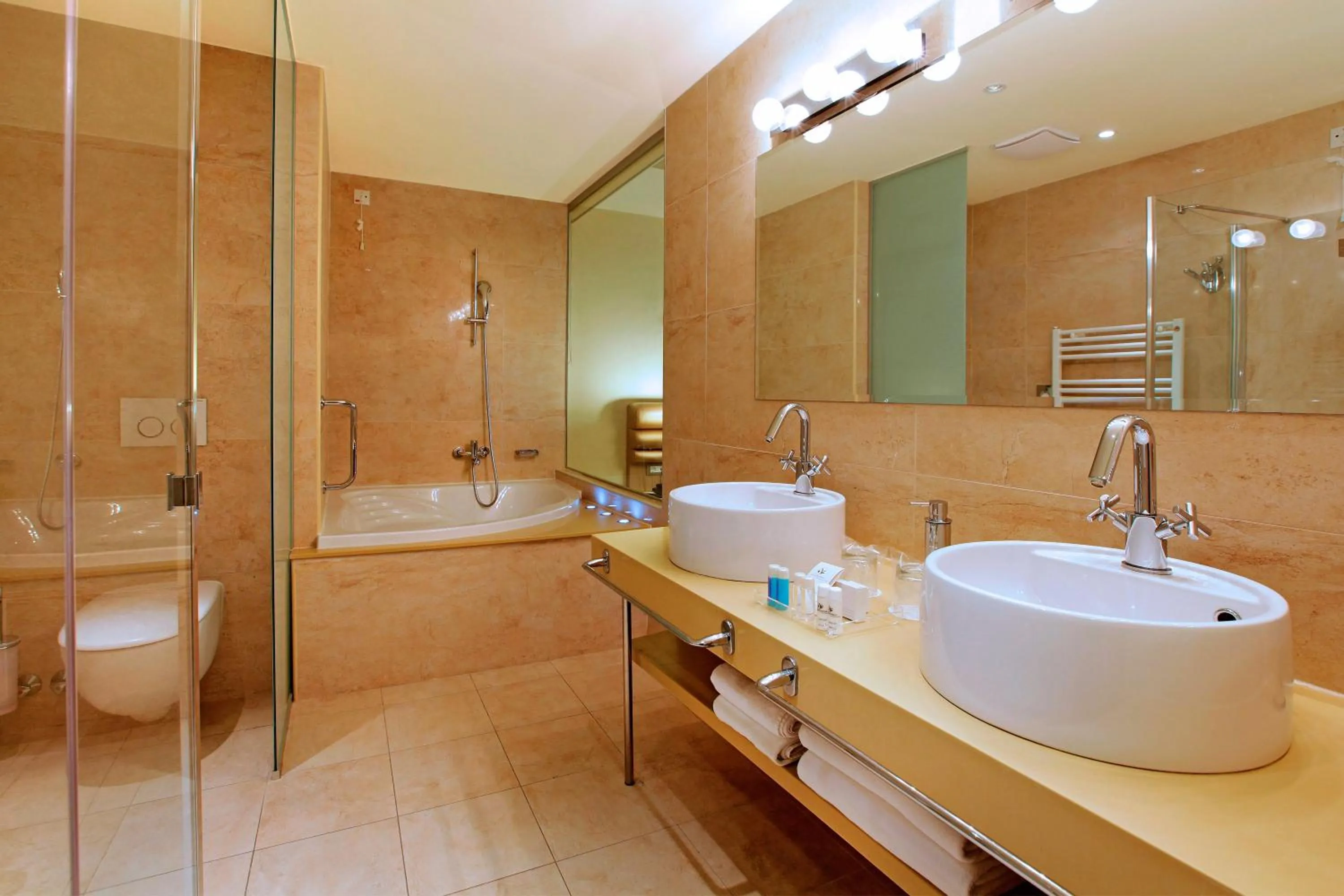 Toilet in Hotel Korkyra