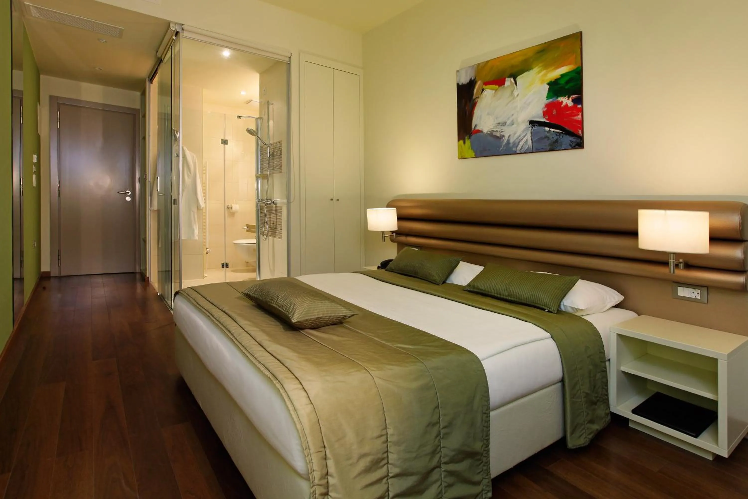 Bathroom, Bed in Hotel Korkyra