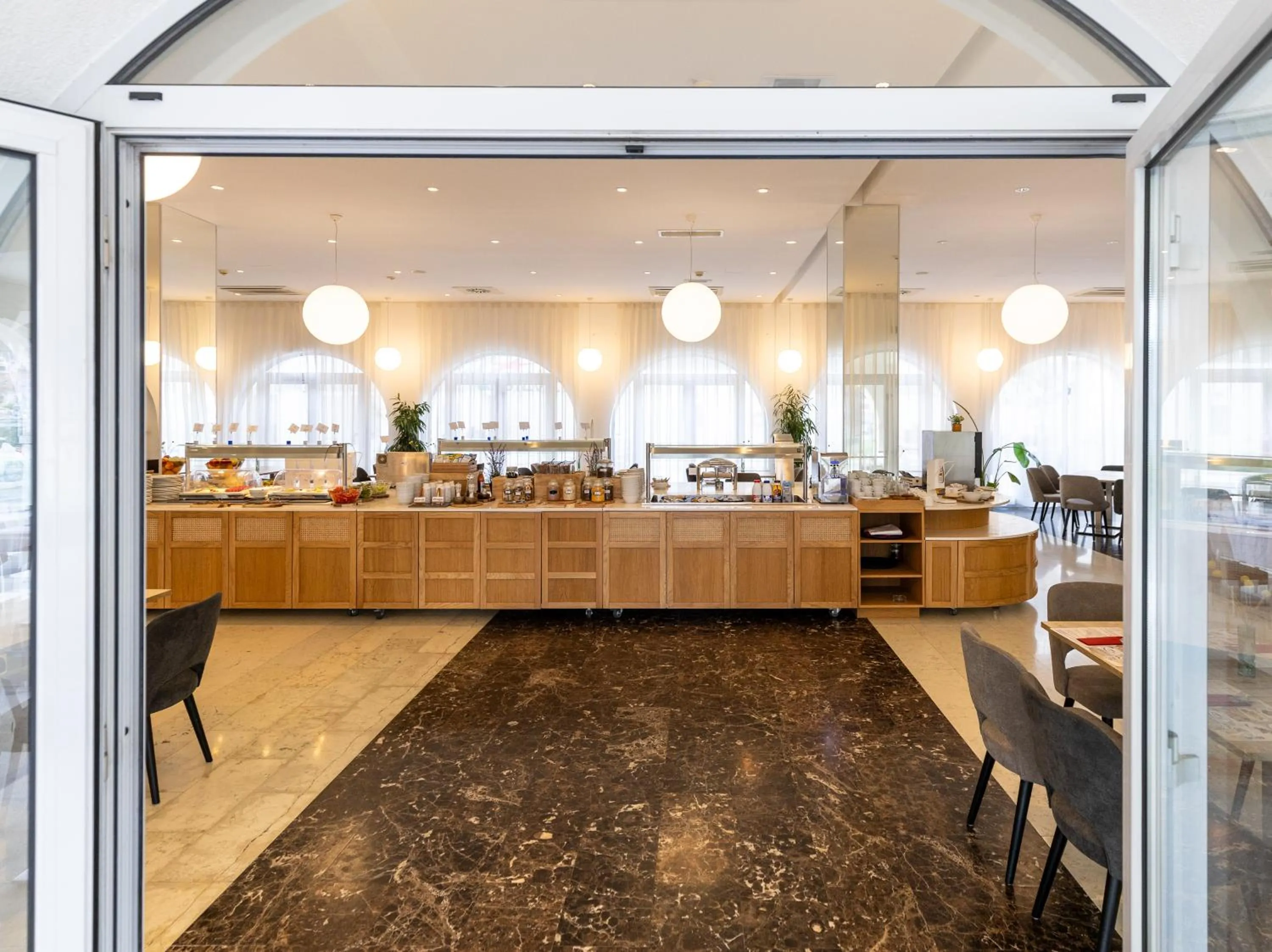 Restaurant/places to eat in Hotel Korkyra