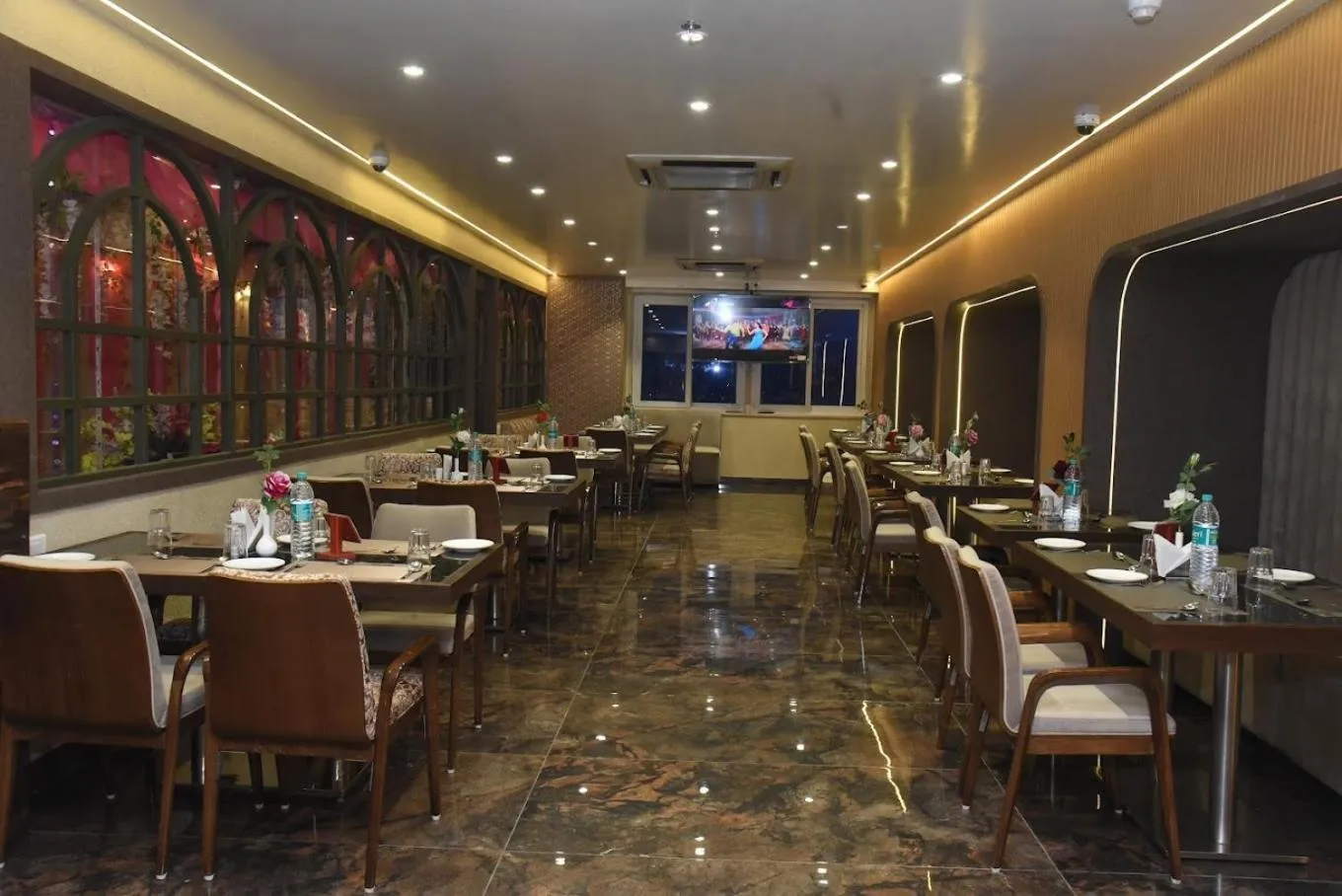 Restaurant/places to eat in The AVR Hotels & Banquets