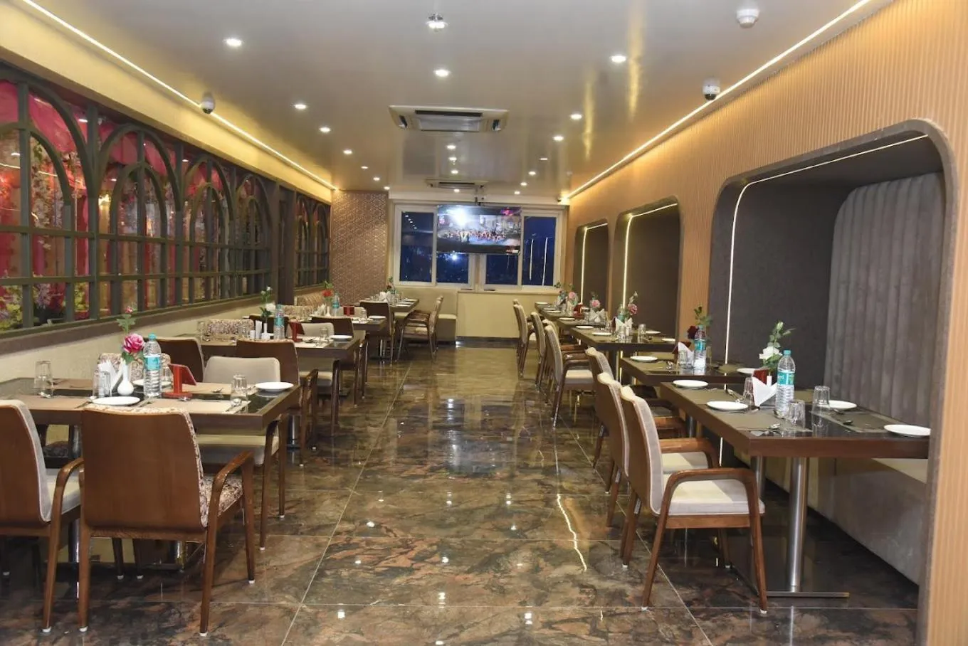 Restaurant/places to eat in The AVR Hotels & Banquets