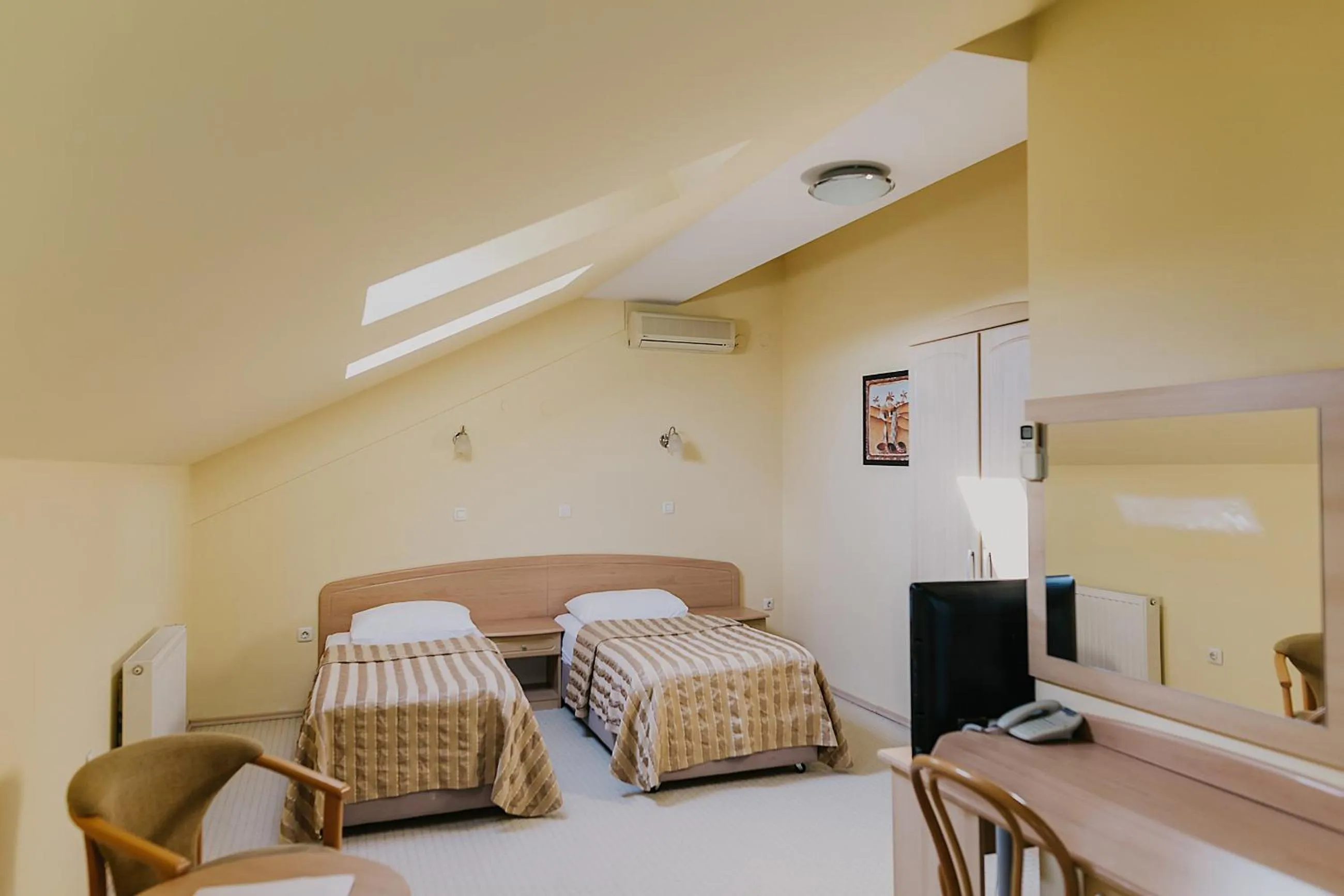 Living room, Bed in Hotel Silver