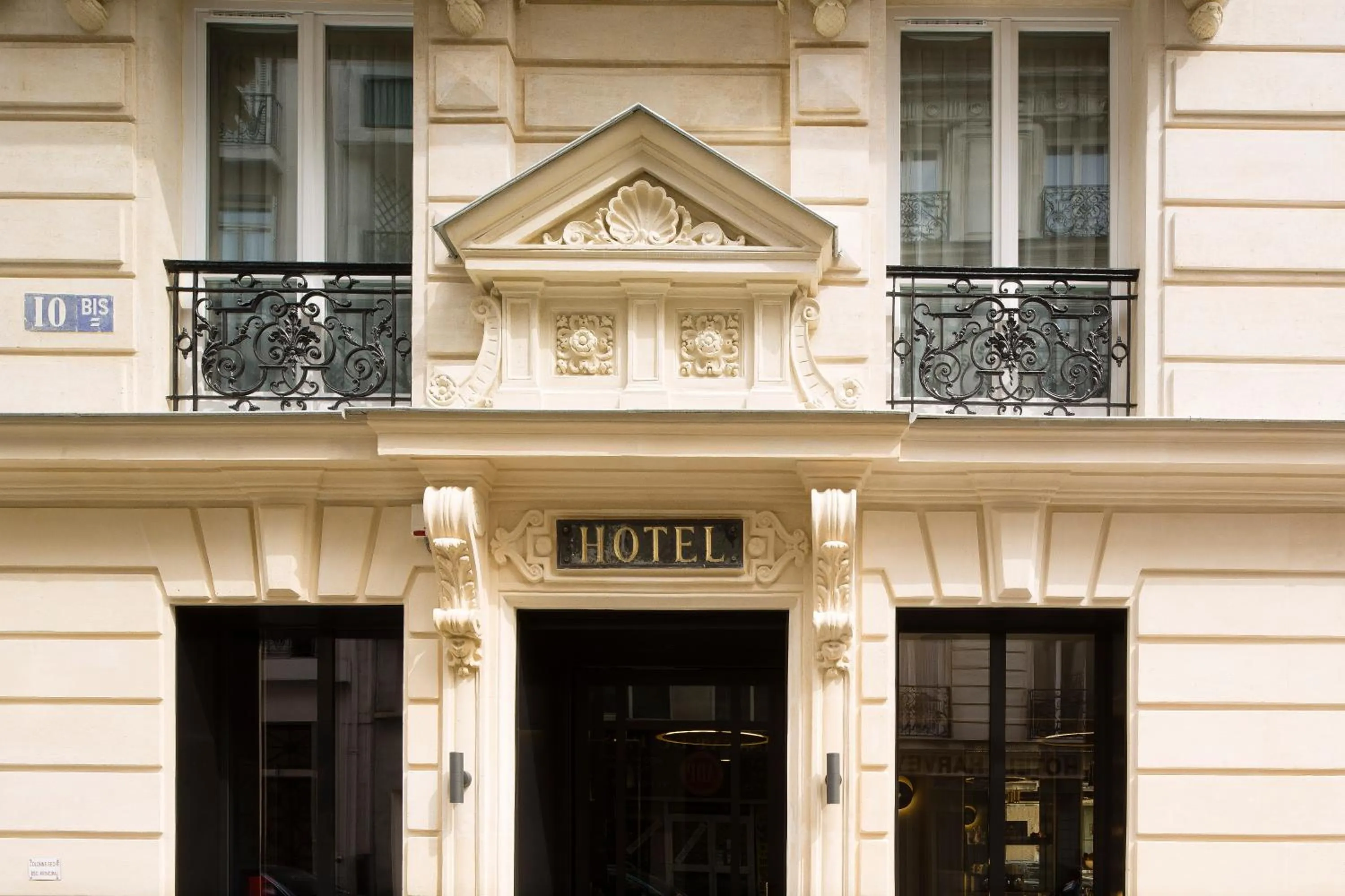 Facade/entrance in Hotel Le 10 BIS