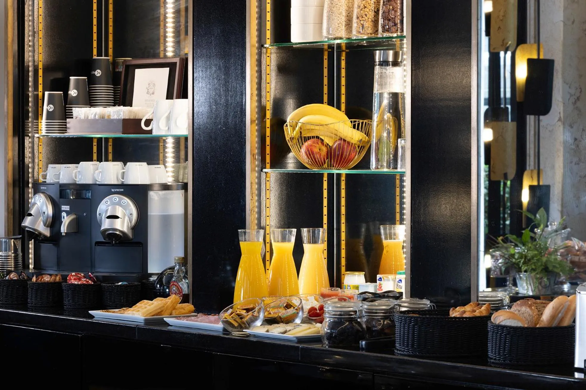 Restaurant/places to eat in Hotel Le 10 BIS