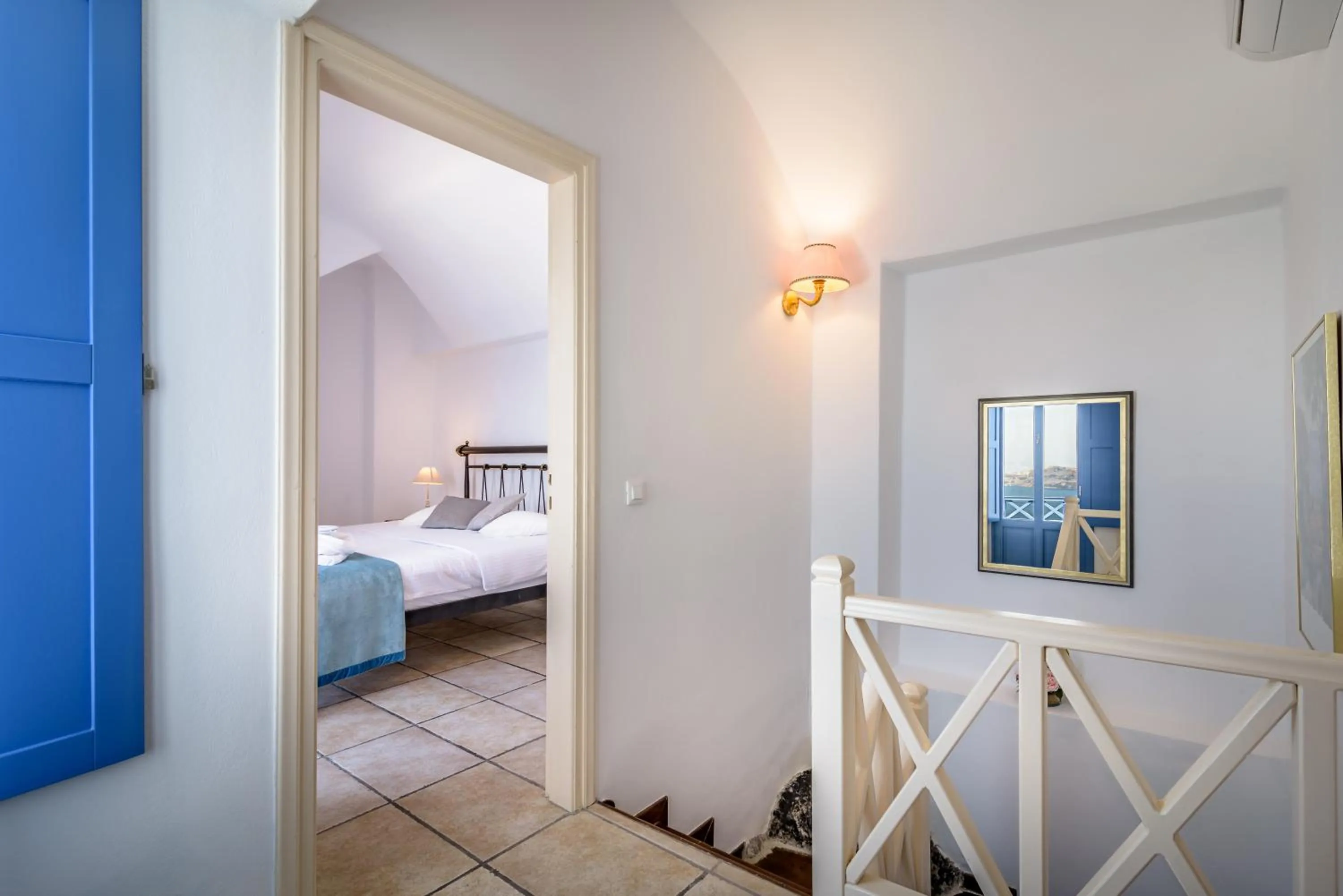 Seating area, Bed in Golden Grey Goose